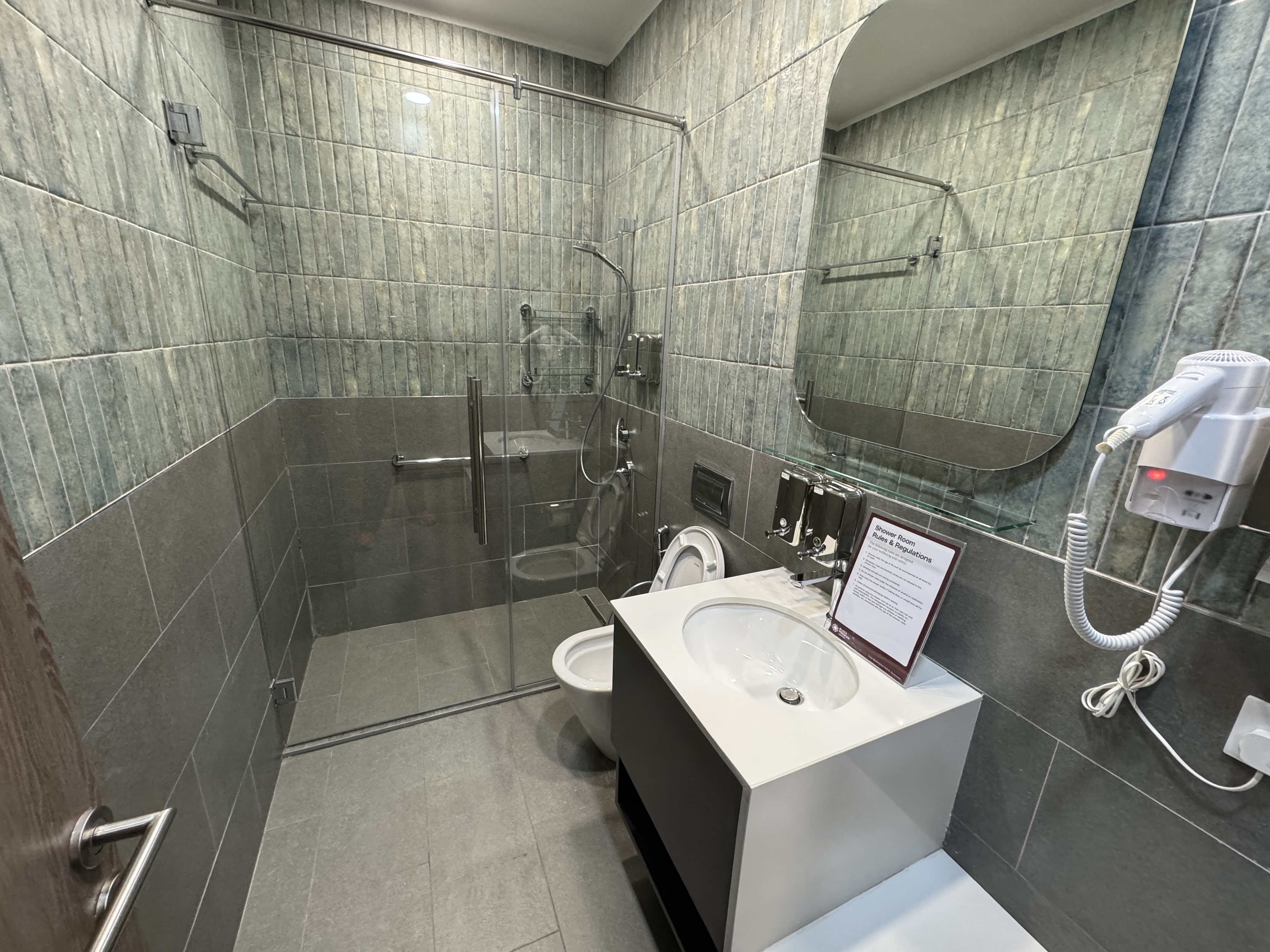 Plaza Premium Lounge NBO shower