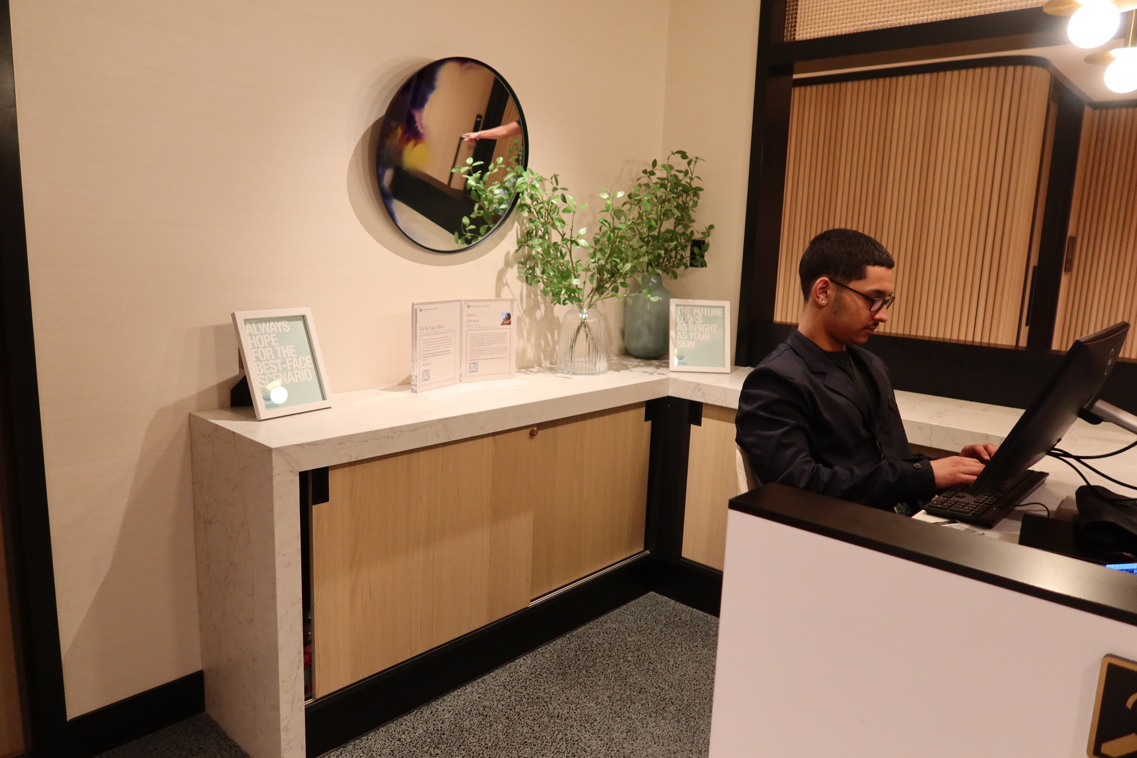 Sapphire Lounge LGA wellness desk