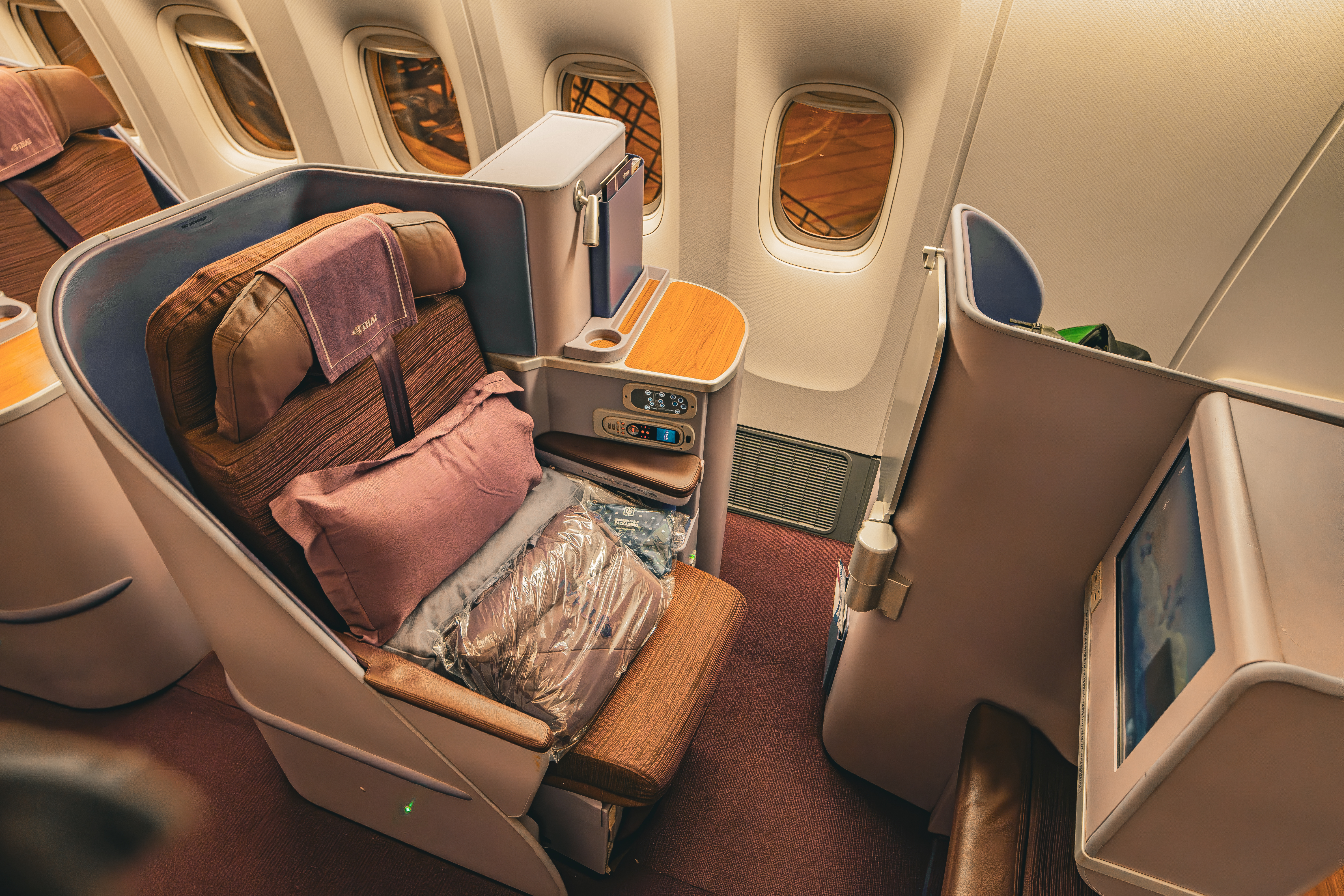 Thai Airways 787-8 Silk Class Thai Airways Royal Silk business class 777 300er business class seat
