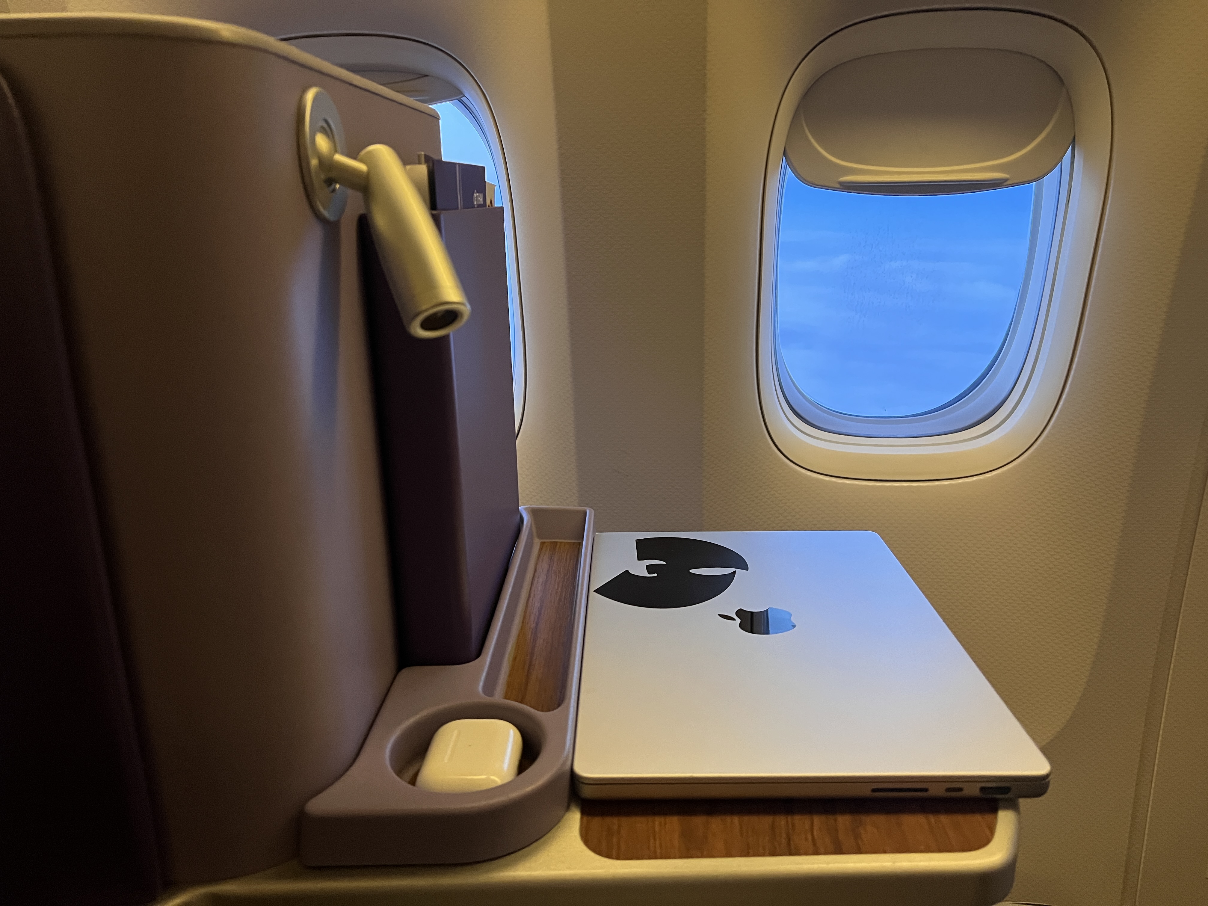 Thai Airways Royal Silk business class 777 300er storage option Thai Airways Royal Silk business class 777 300er storage option