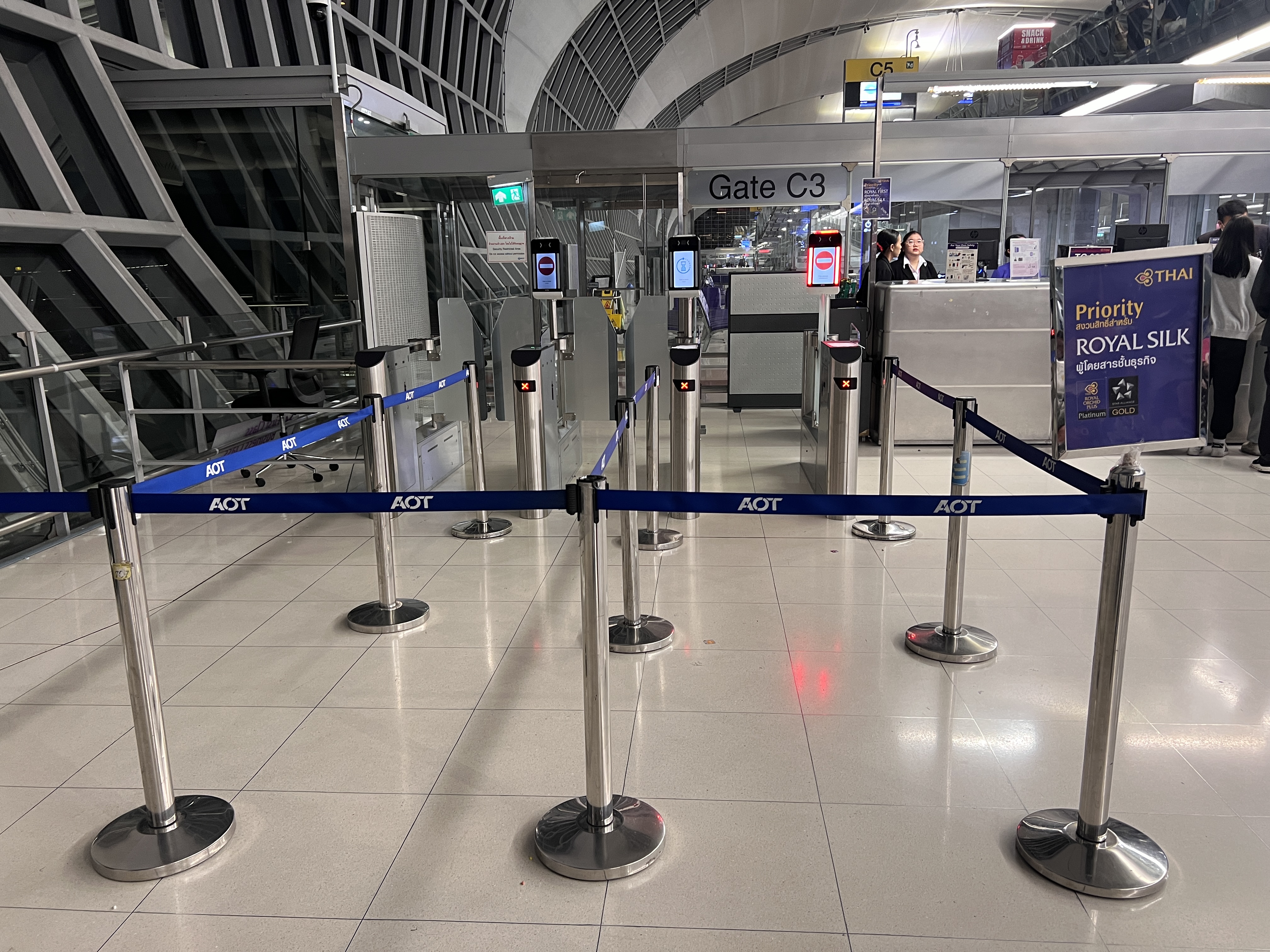 Thai Airways Royal Silk priorirty check in line Thai Airways Royal Silk priorirty check in line