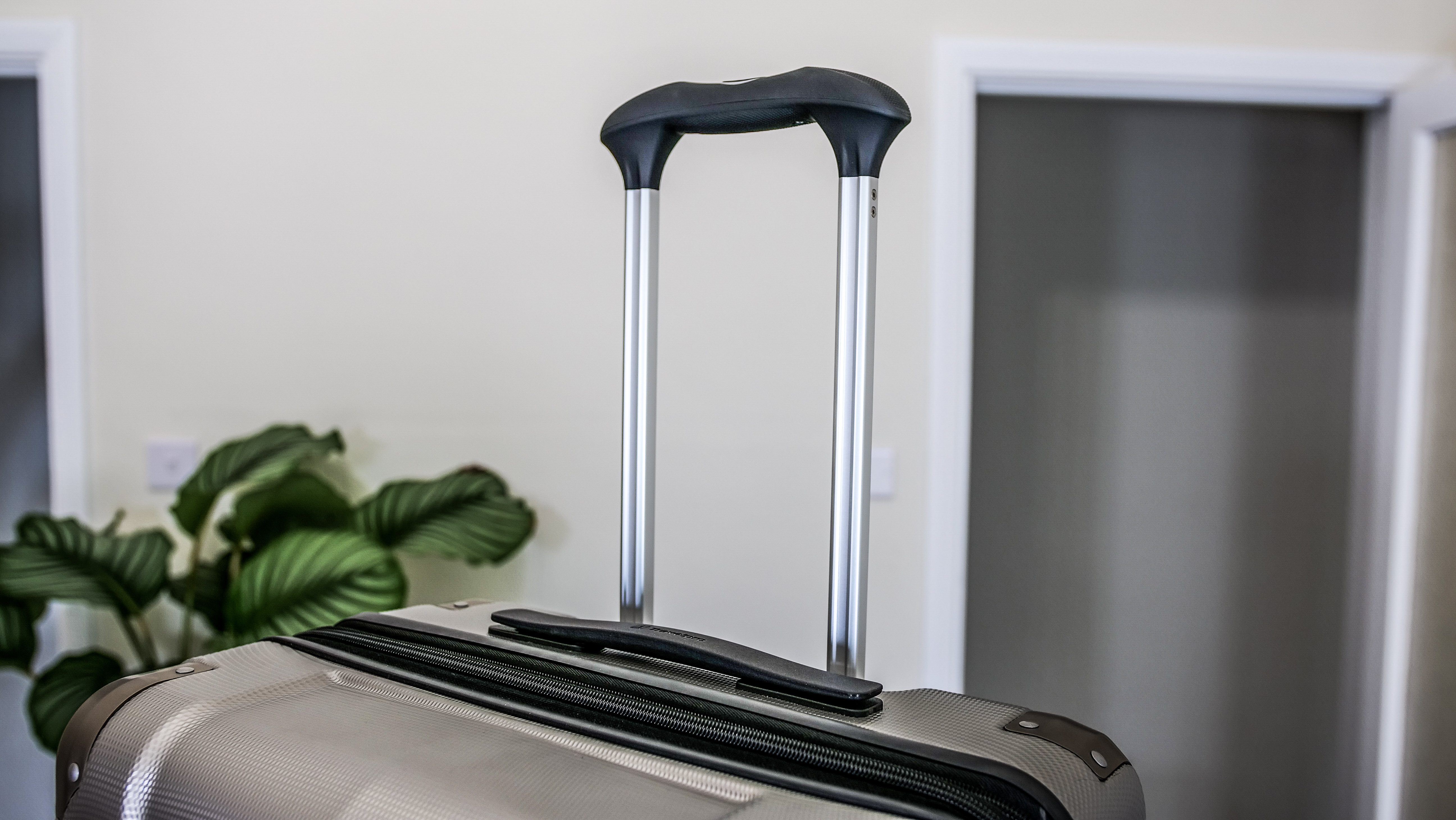 Travelpro Pathways Hardside telescopic handle 