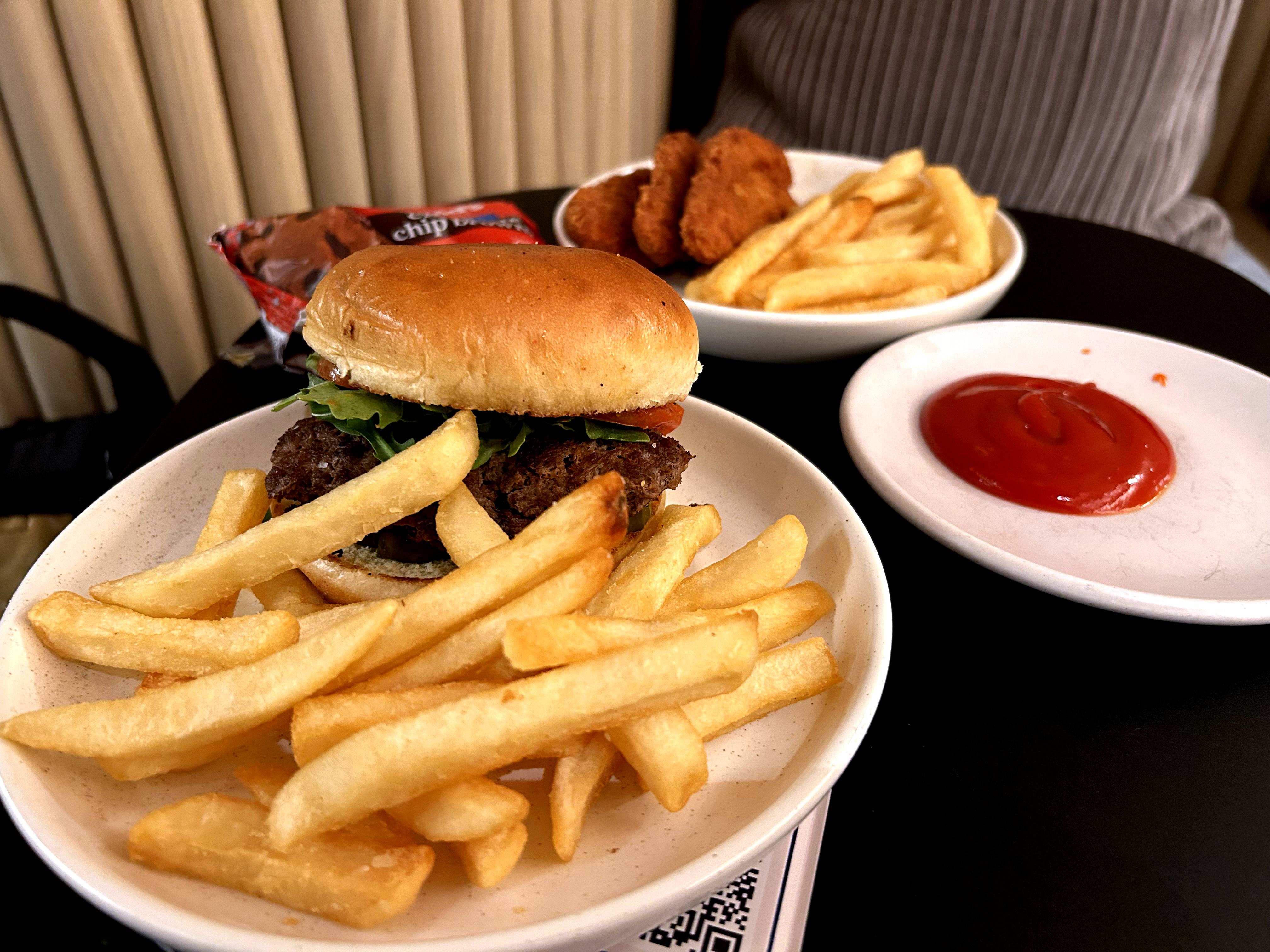 sapphire lounge LGA hamburger