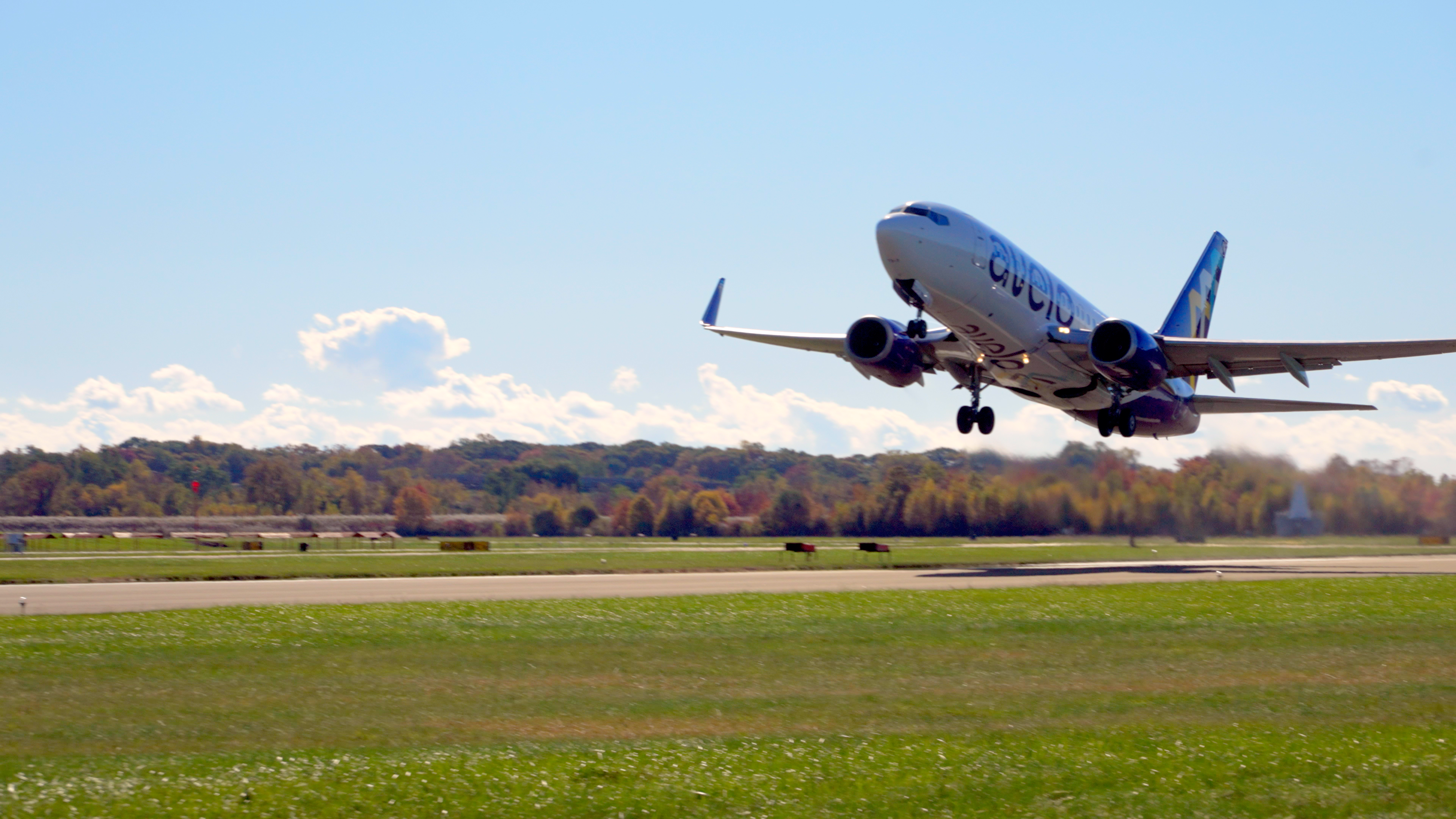 Avelo Boeing 737 taking off Avelo Boeing 737 taking off