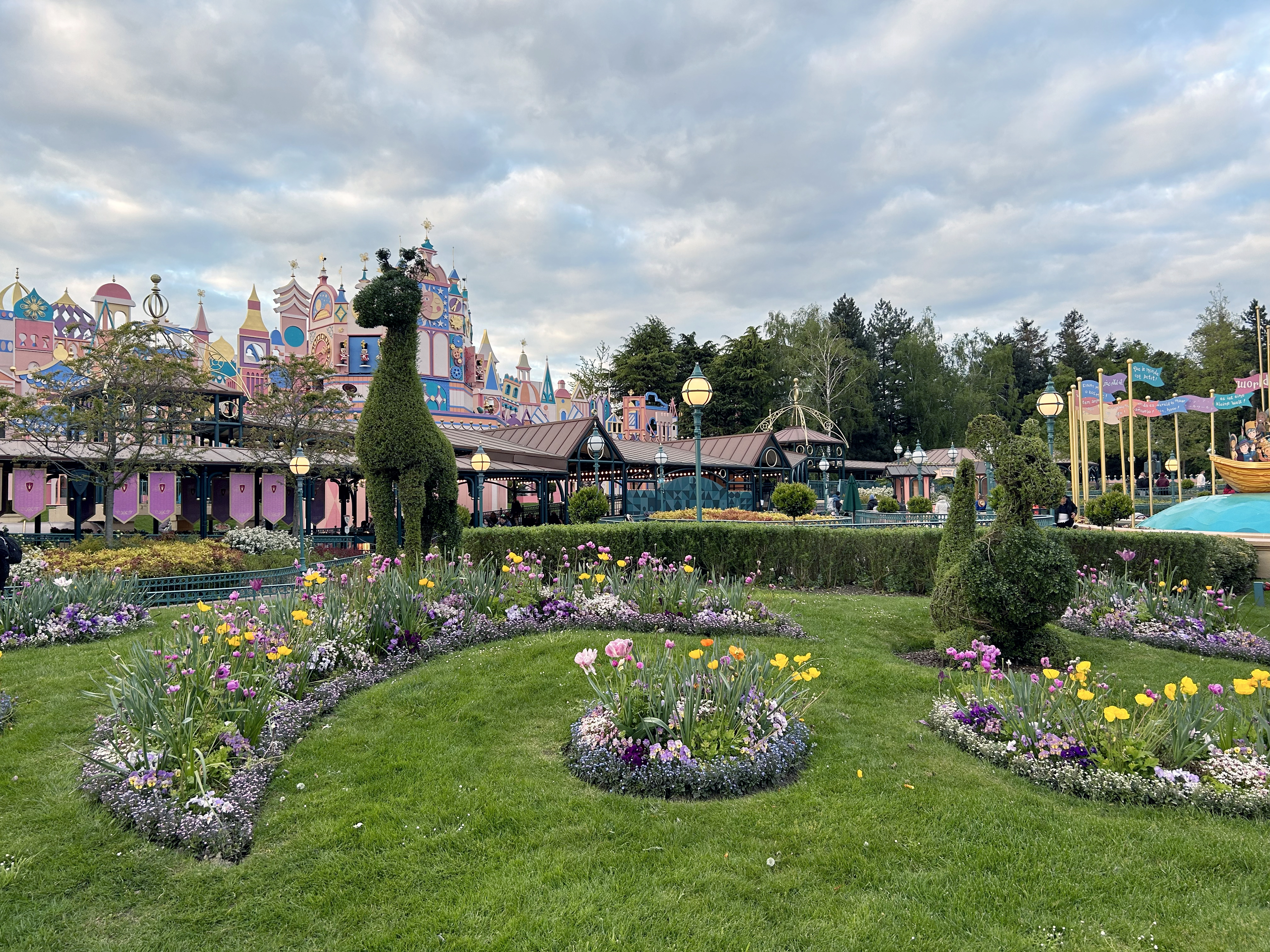 Disneyland Paris Fantasyland topiary Disneyland Paris Fantasyland topiary