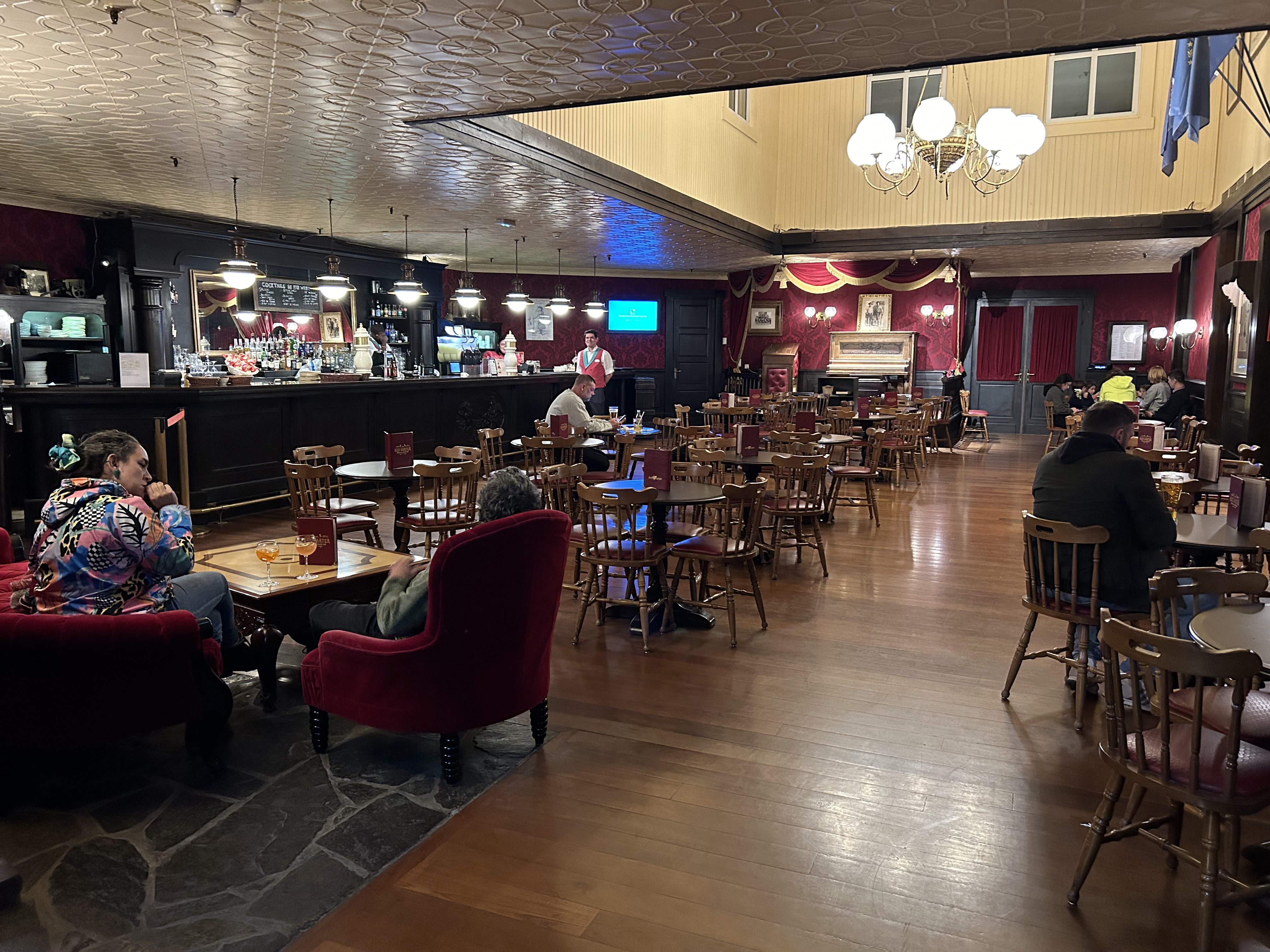Disneyland Paris Hotel Cheyenne Red Garter Saloon