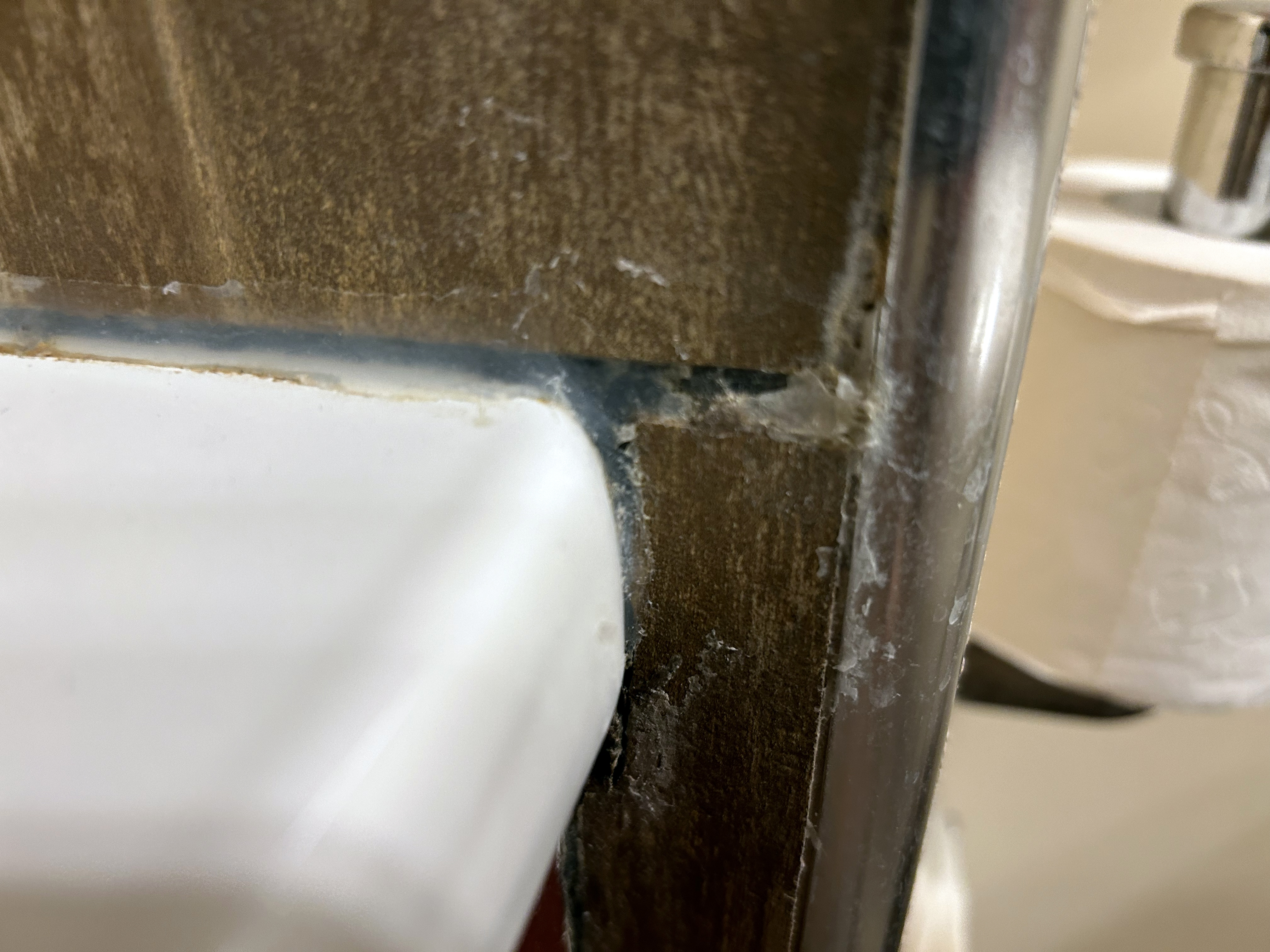Disneyland Paris Hotel Cheyenne bathroom bad caulking