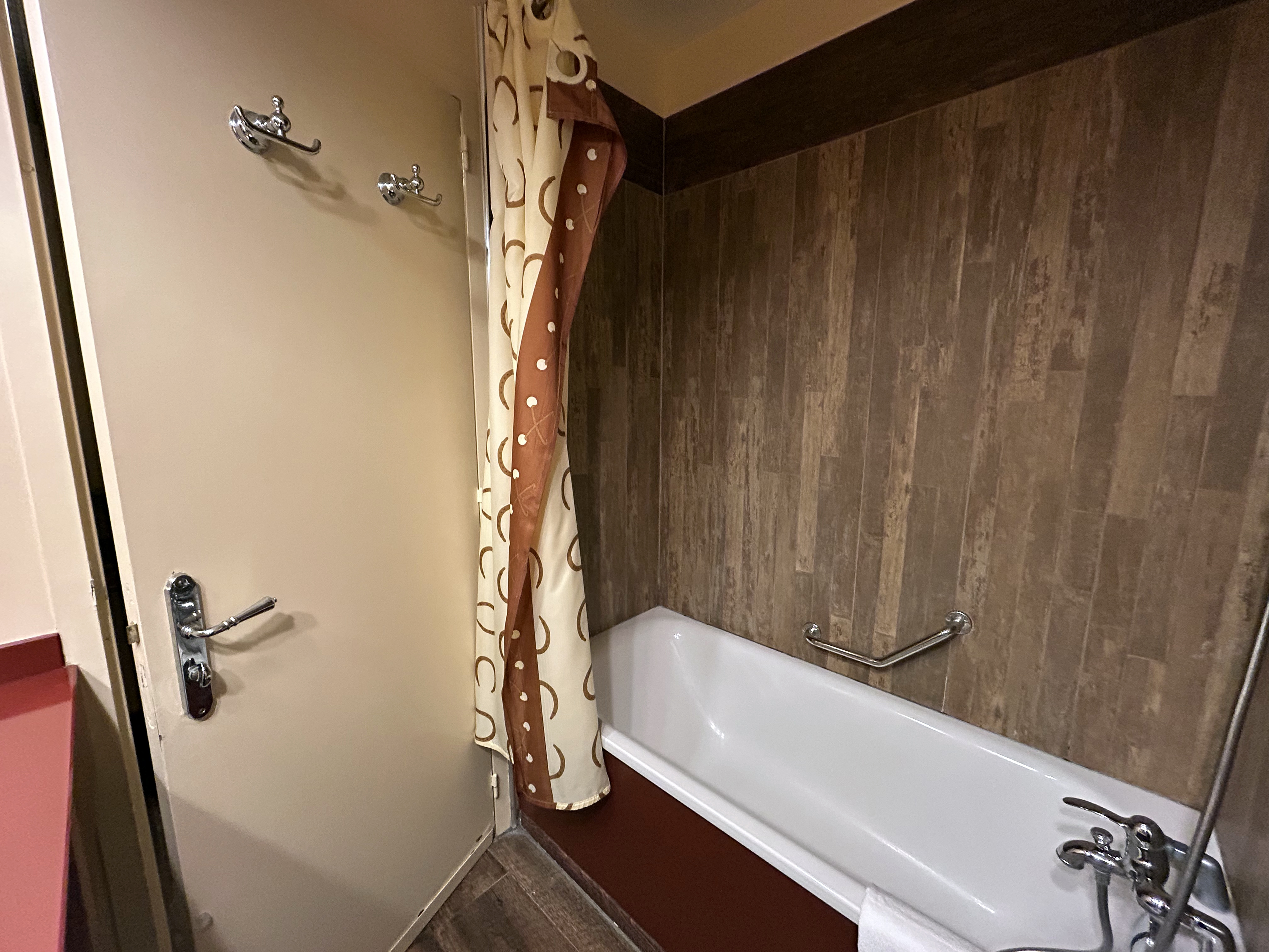 Disneyland Paris Hotel Cheyenne bathtub