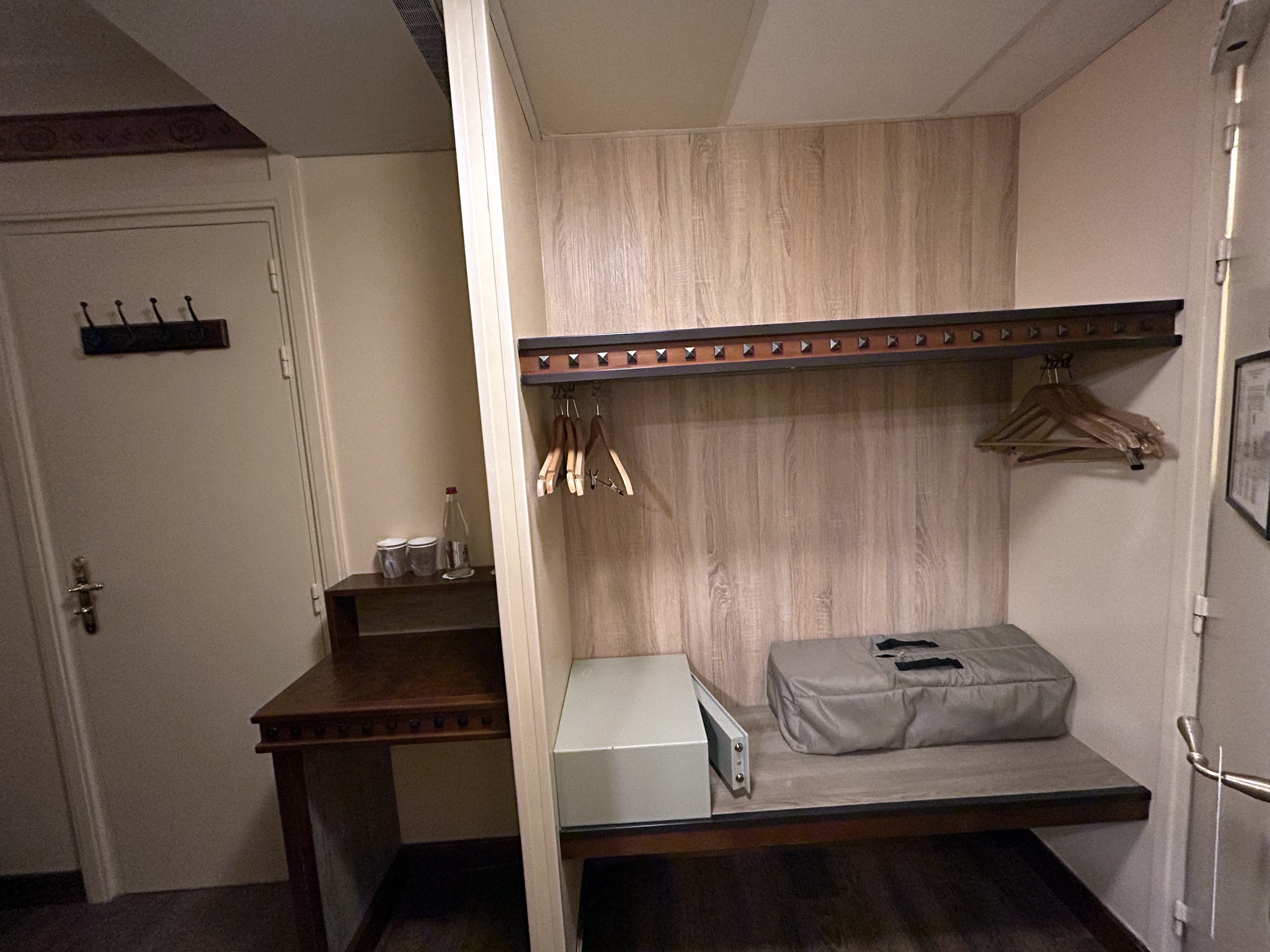 Disneyland Paris Hotel Cheyenne closet