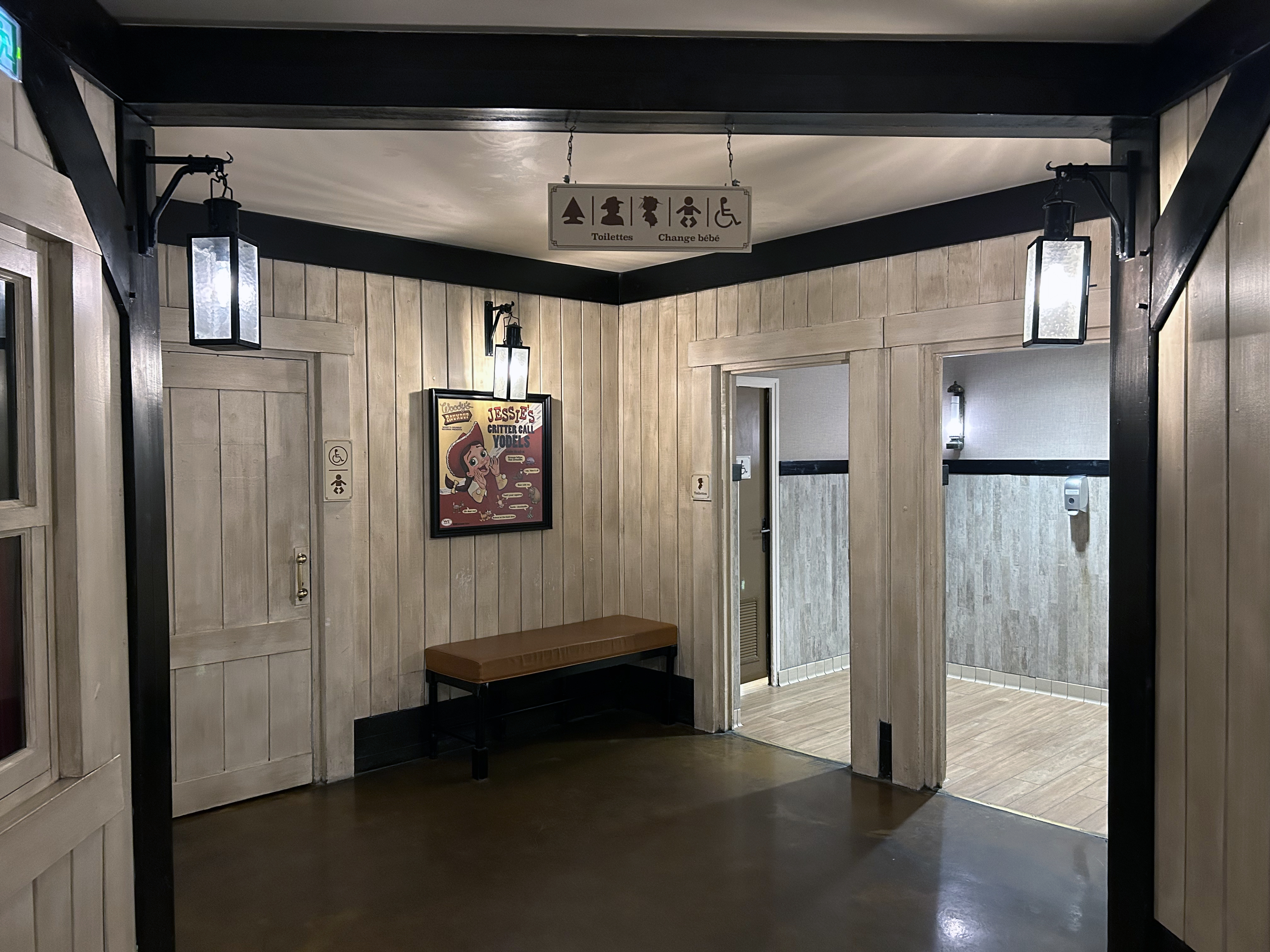 Disneyland Paris Hotel Cheyenne public bathrooms