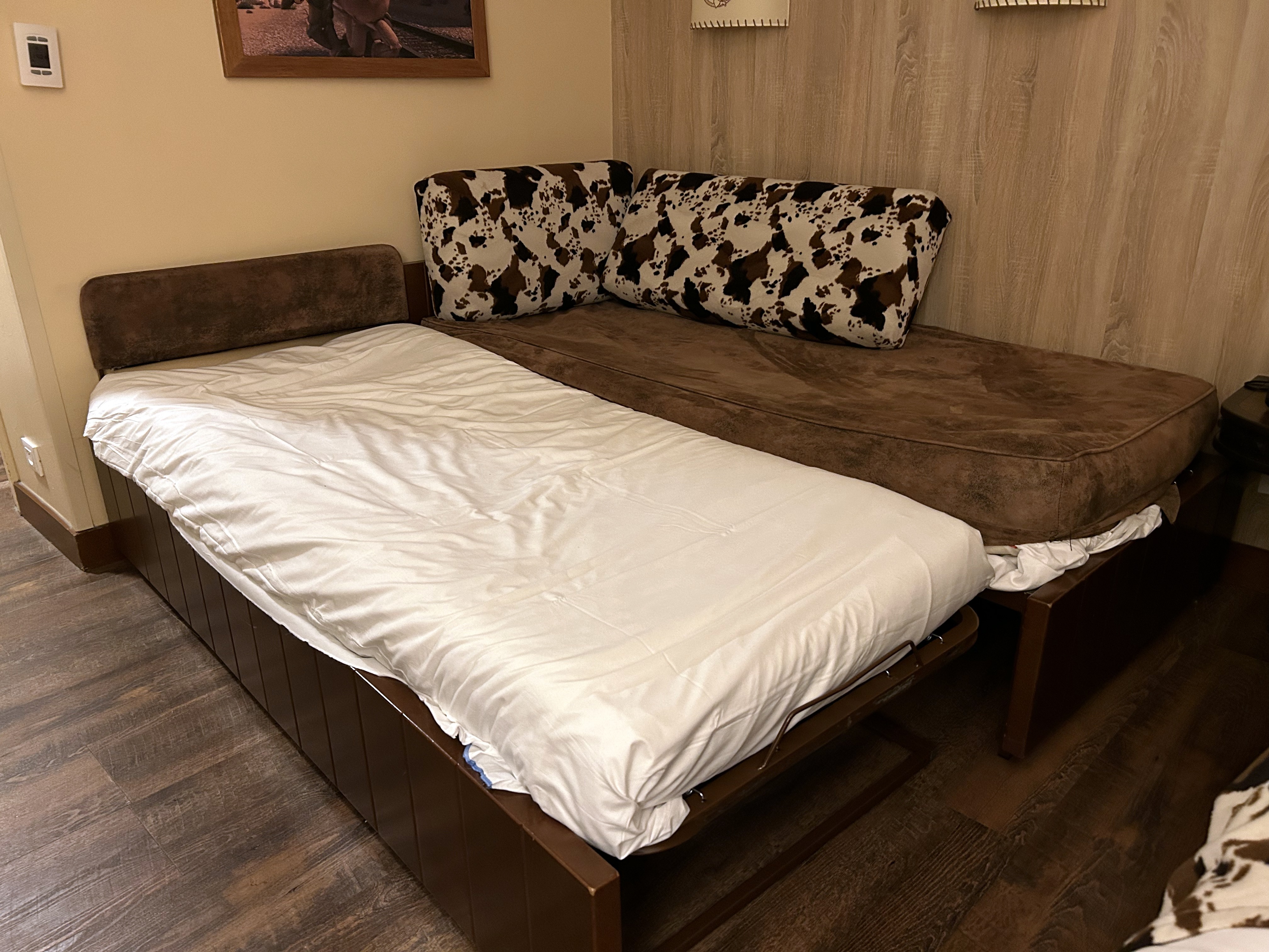Disneyland Paris Hotel Cheyenne pullout bed