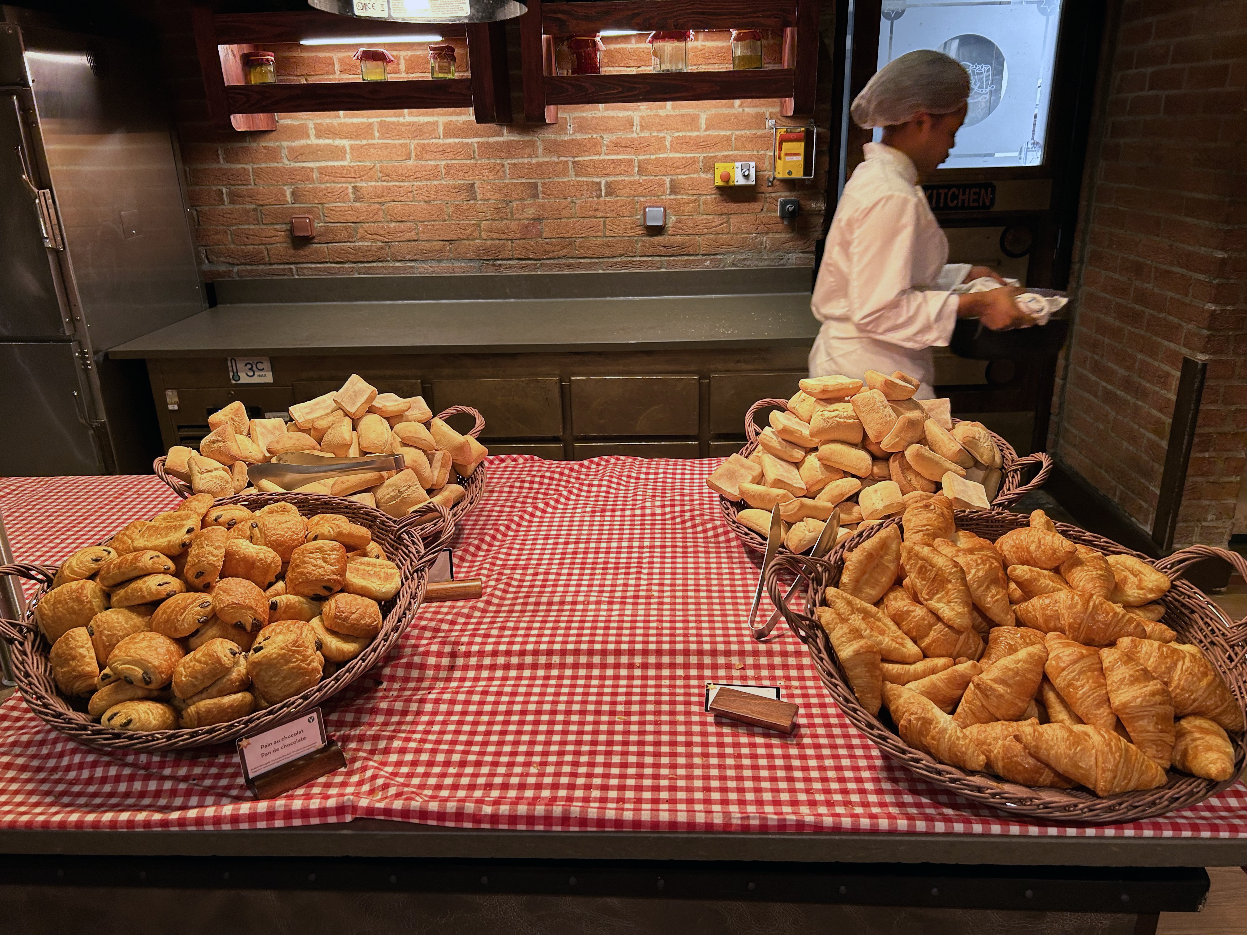 Disneyland Paris Hotel Cheyenne restaurant breads