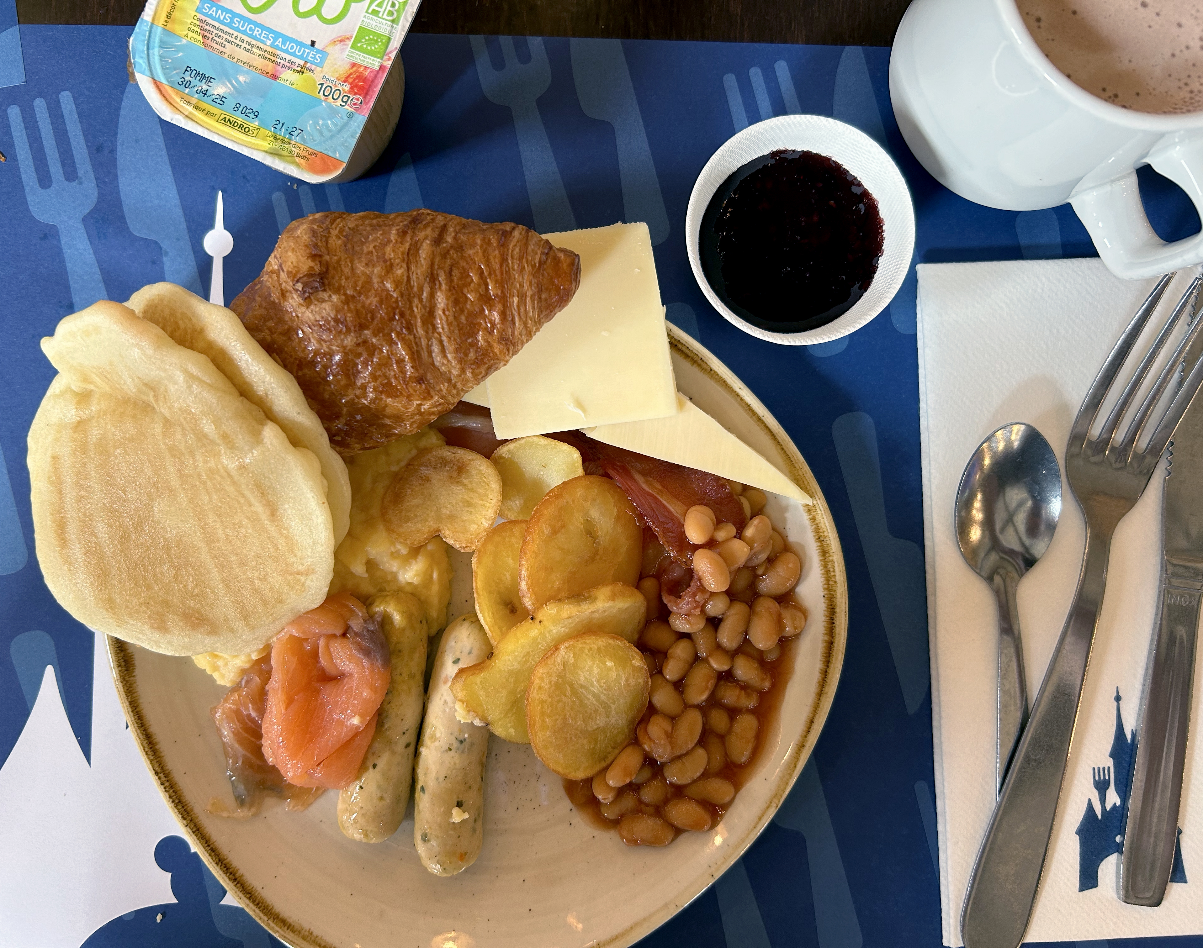 Disneyland Paris Hotel Cheyenne restaurant breakfast plate 