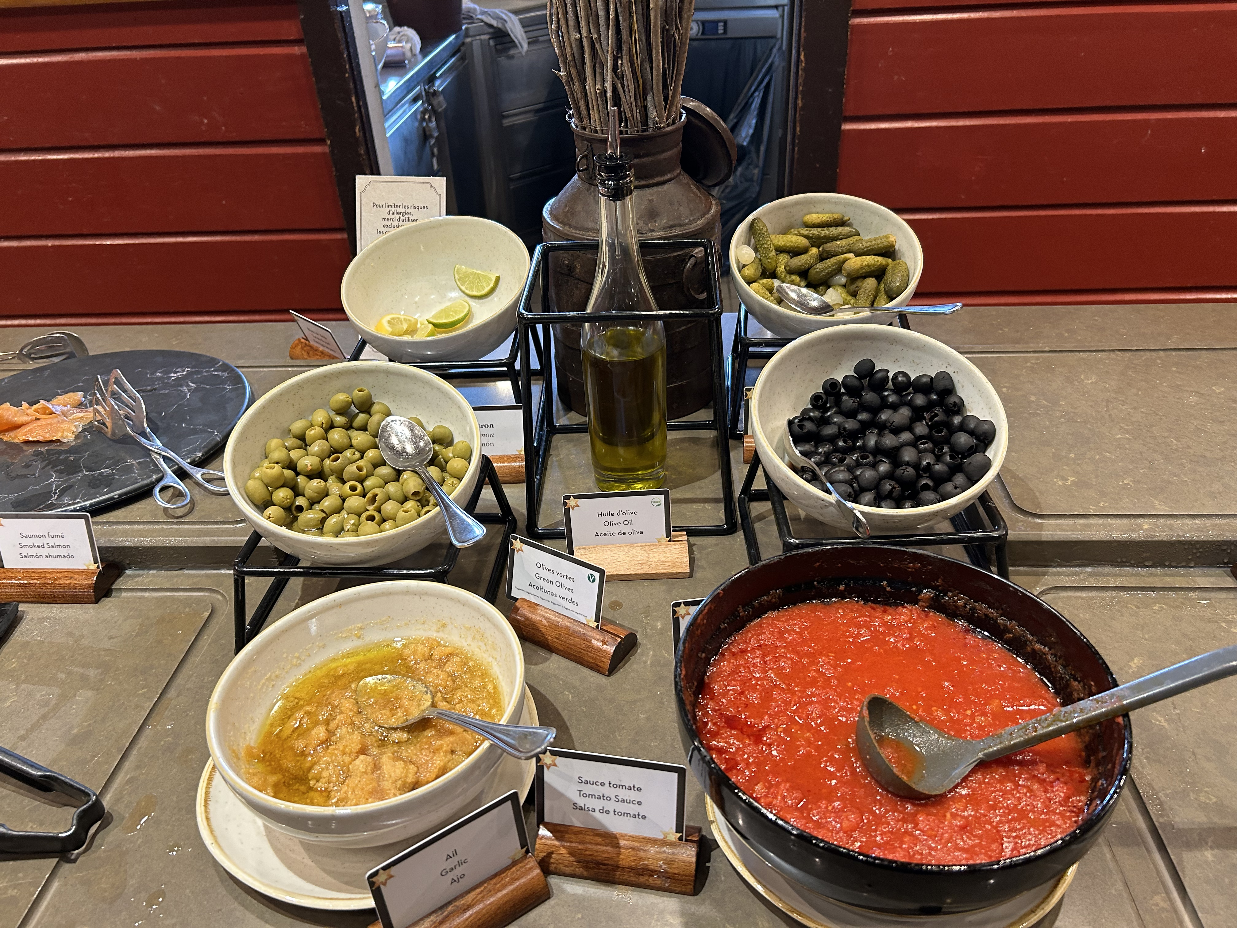 Disneyland Paris Hotel Cheyenne restaurant sauces