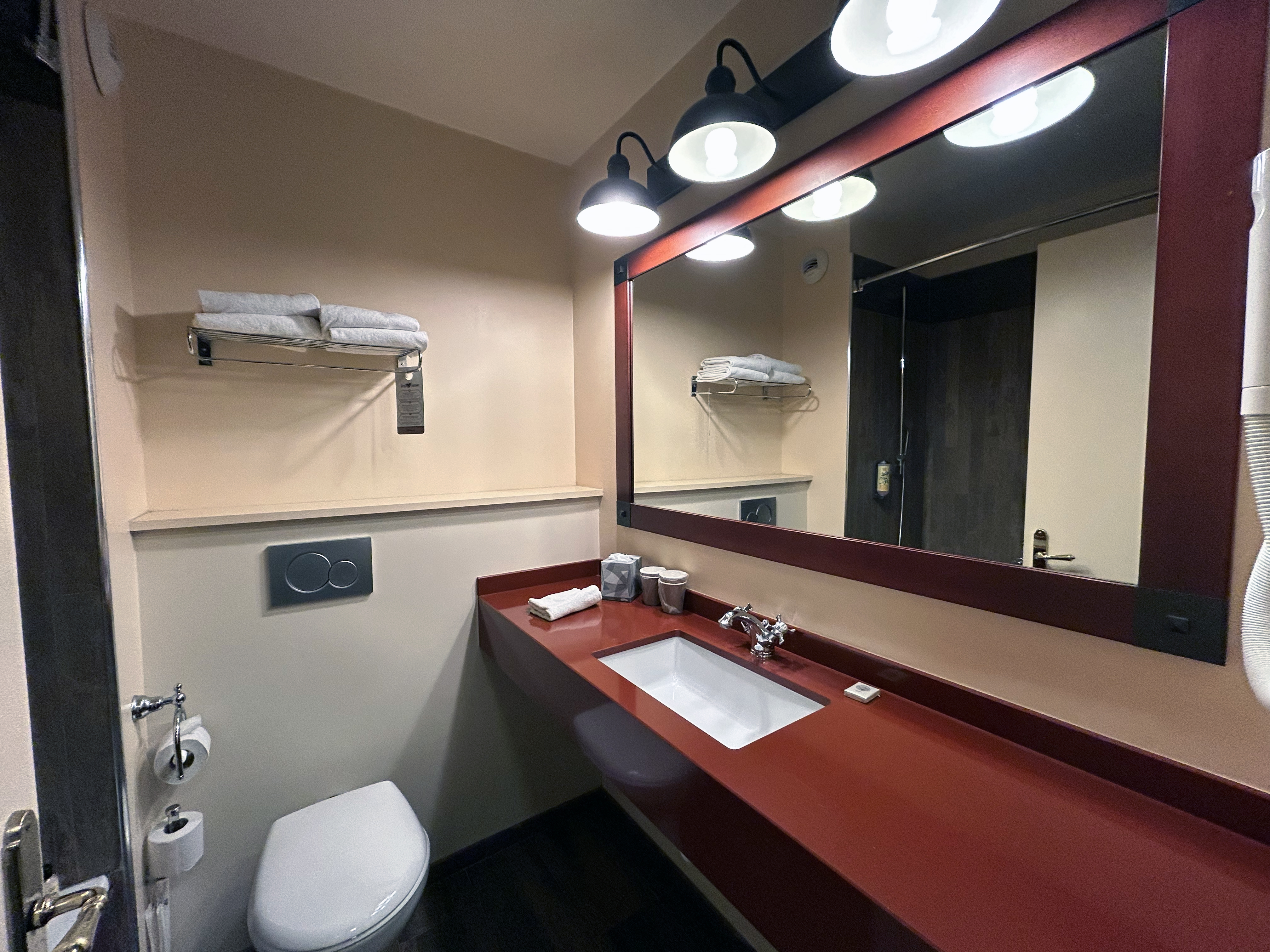 Disneyland Paris Hotel Cheyenne room bathroom