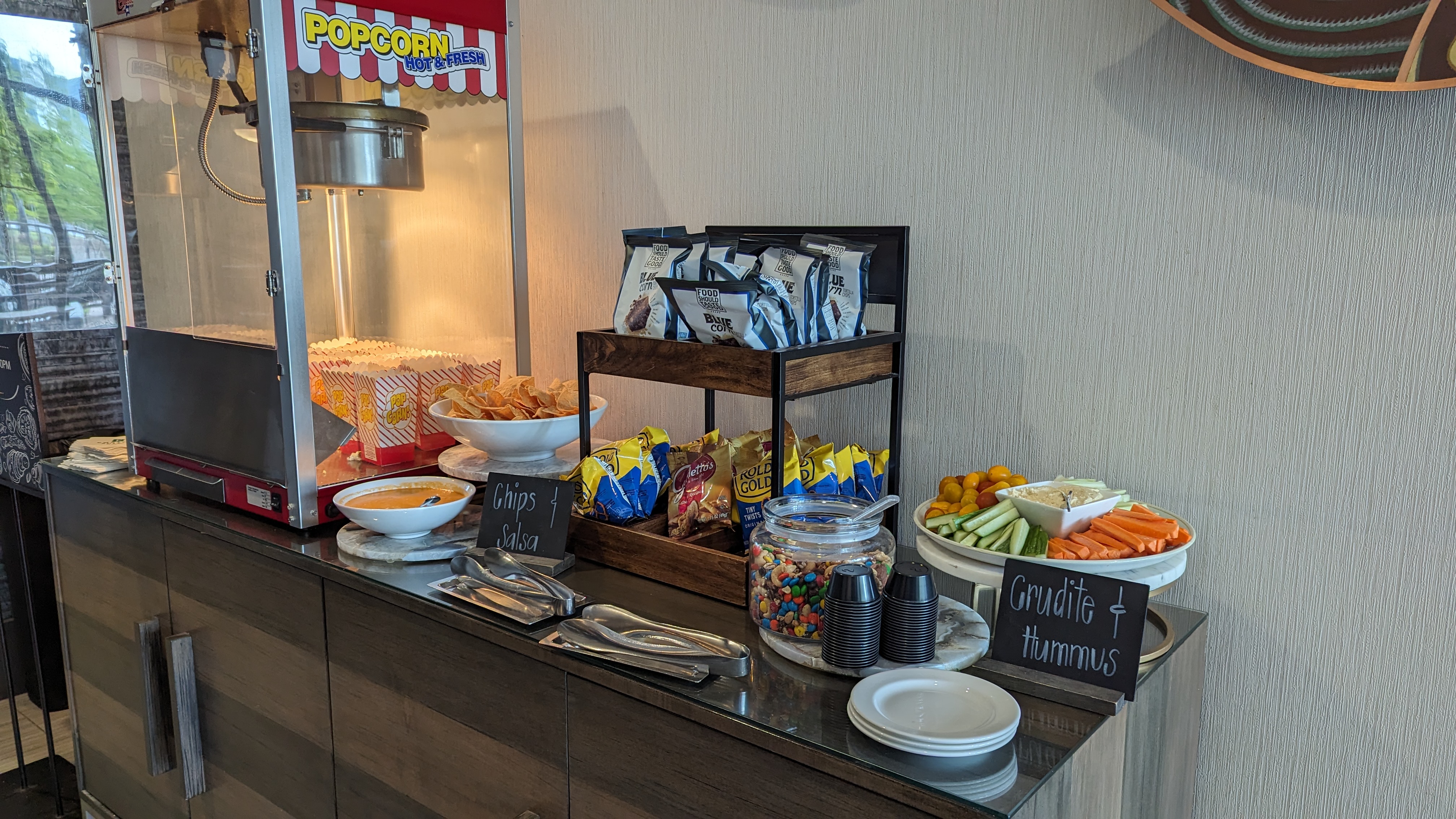Embassy Suites by Hilton The Woodlands at Hughes Landing food and beverage evening reception snacks