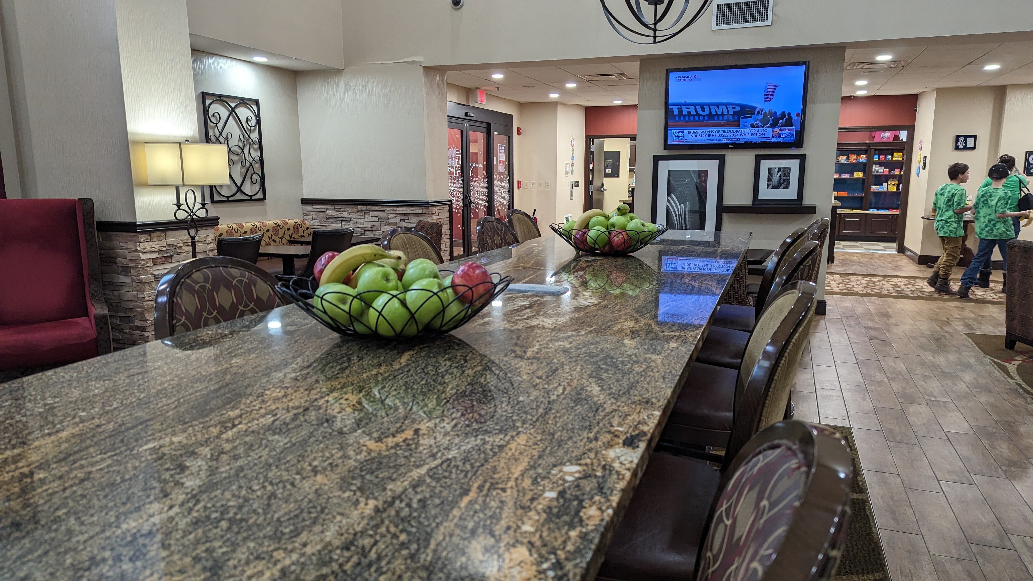 Hampton Inn Suites Hope food and beverage bar seating