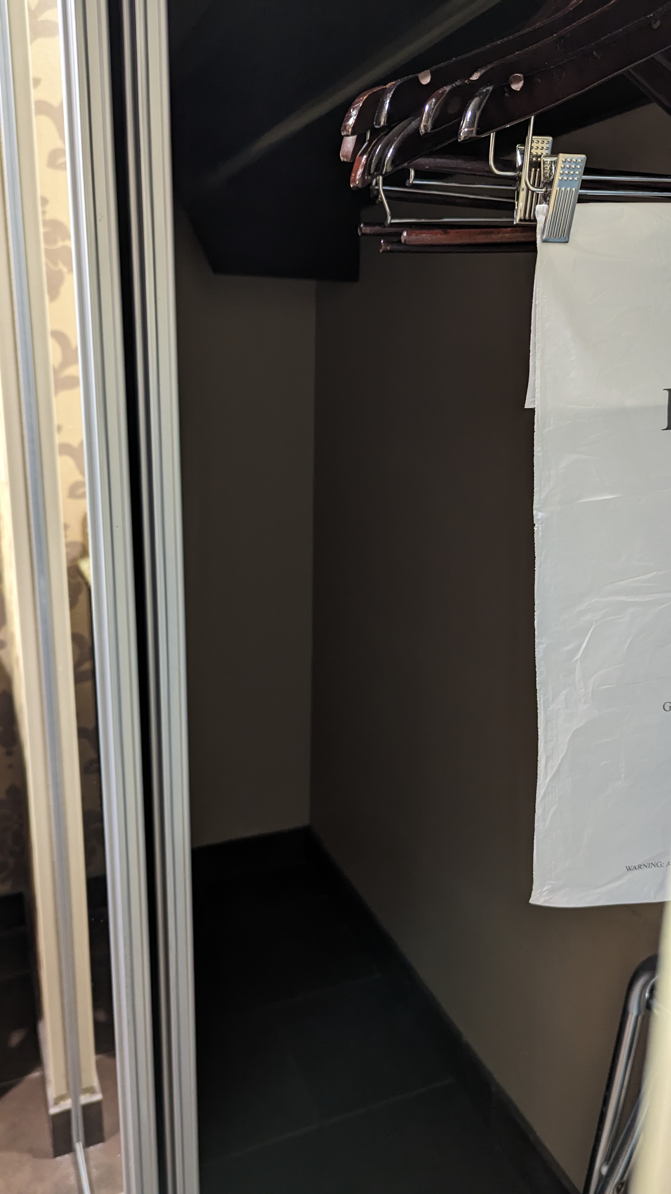 Hampton Inn Suites Hope guestroom closet 