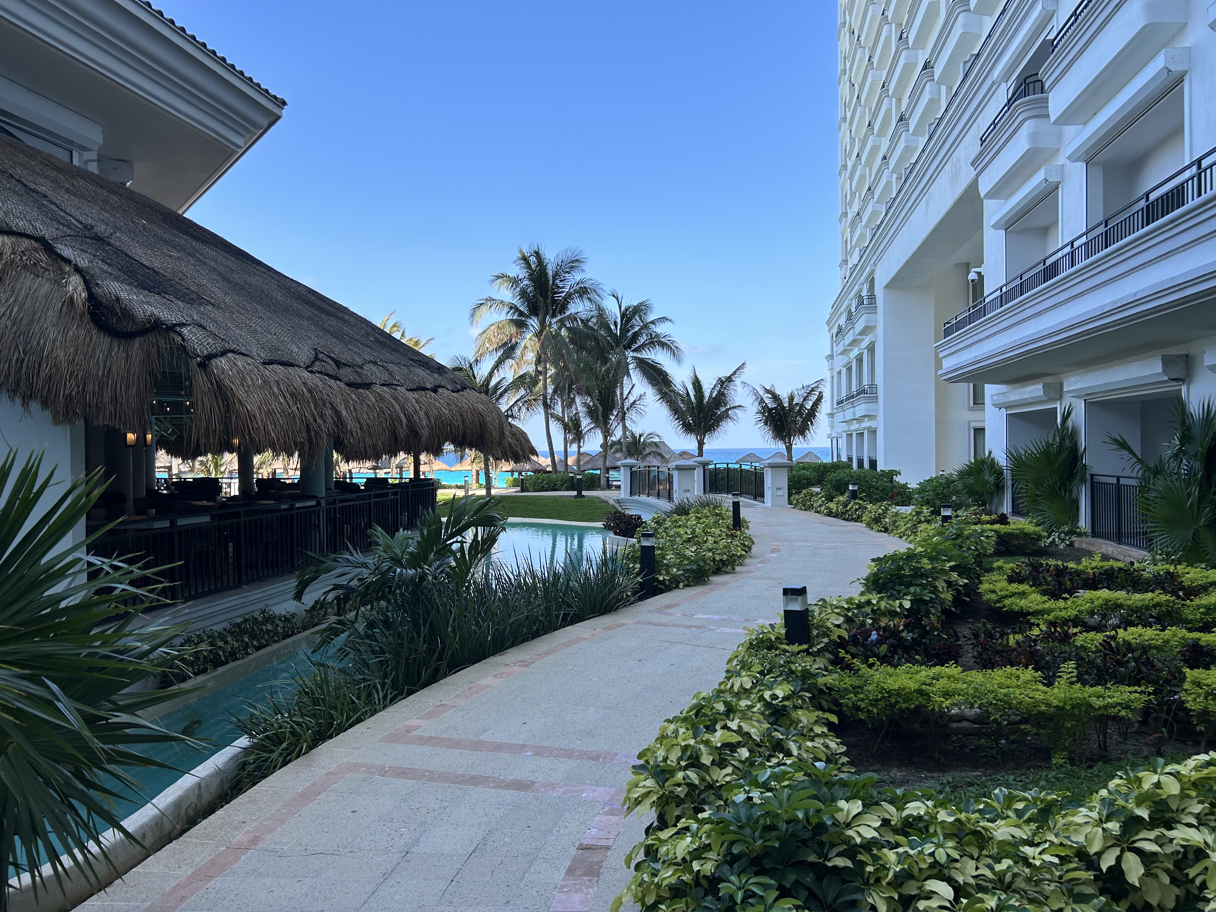 JW Marriott Cancun walk to pool