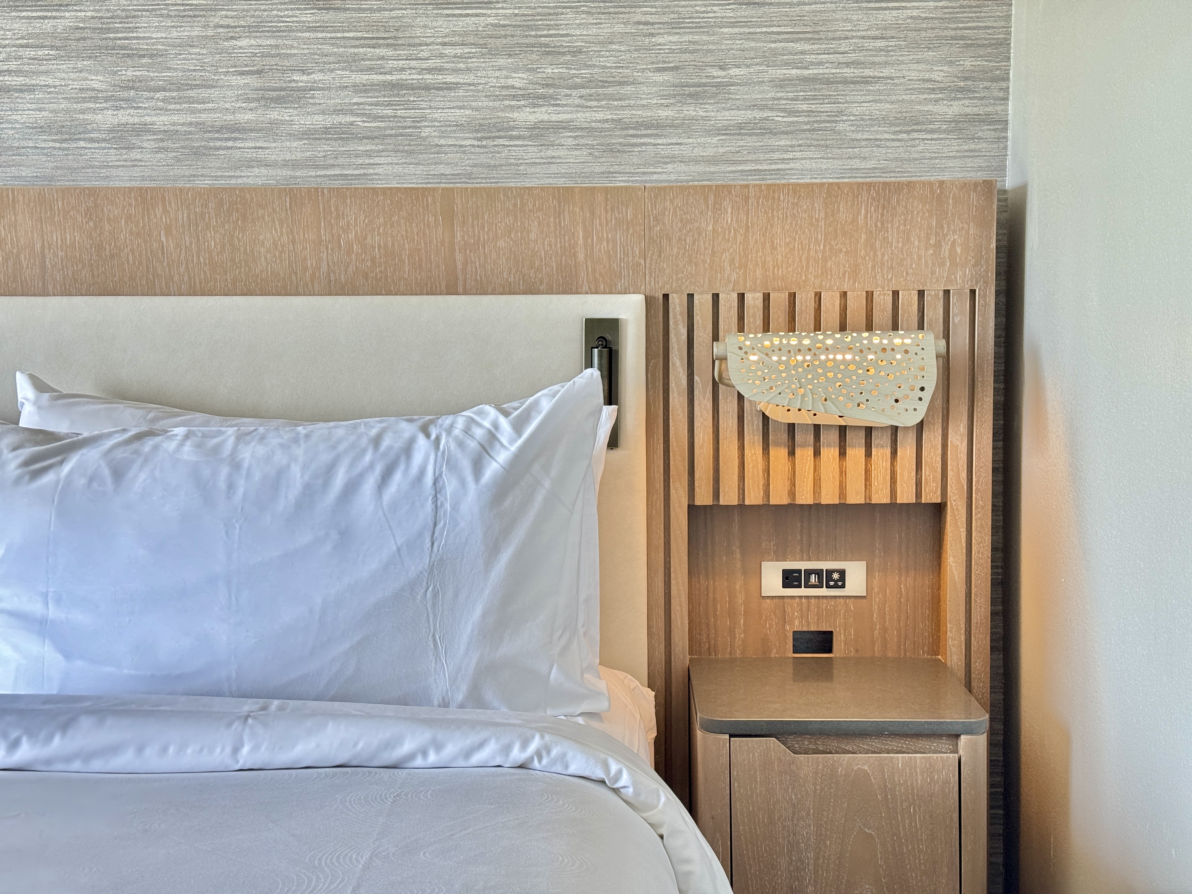 JW Marriott Orlando Grande Lakes Bedside Detail JW Marriott Orlando Grande Lakes Bedside Detail
