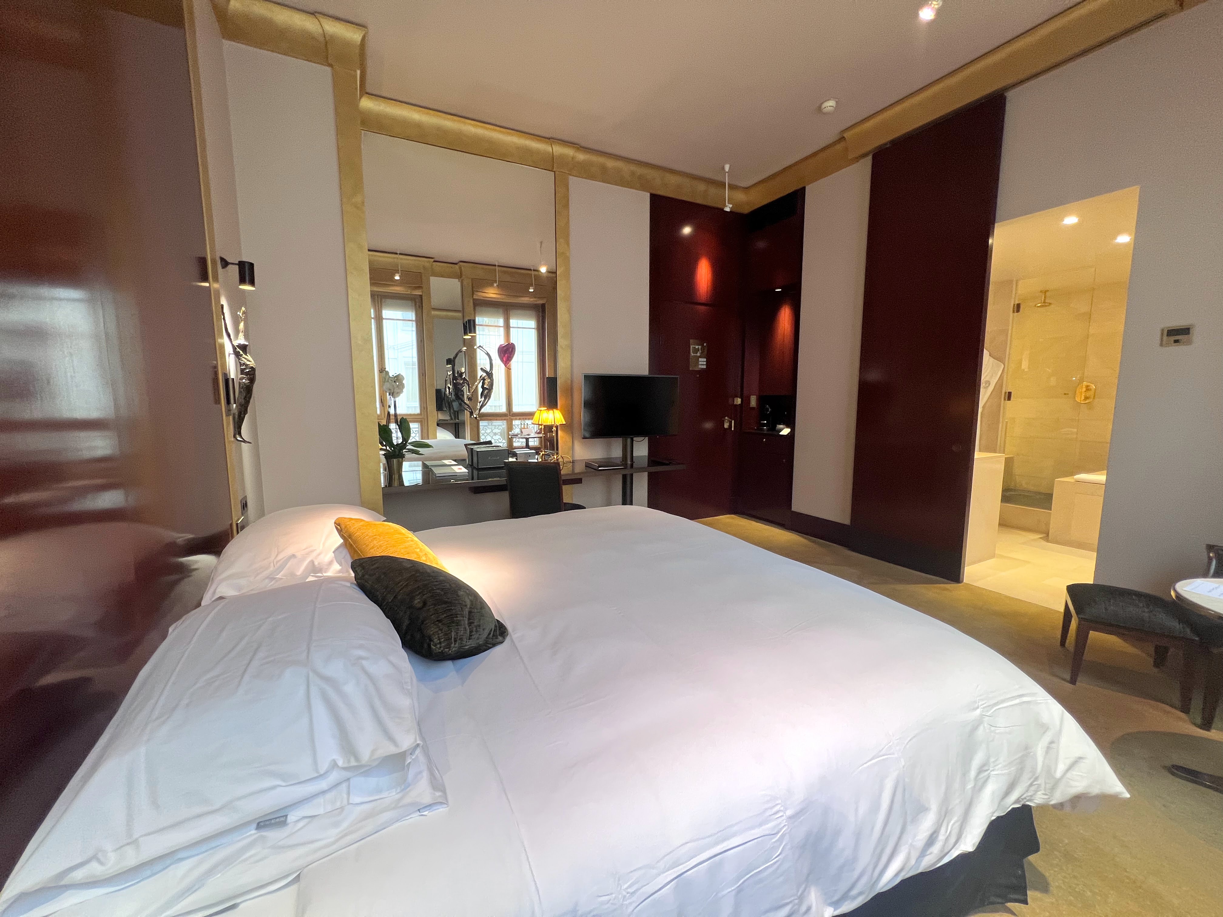 King deluxe room at Park Hyatt Paris King deluxe room at Park Hyatt Paris