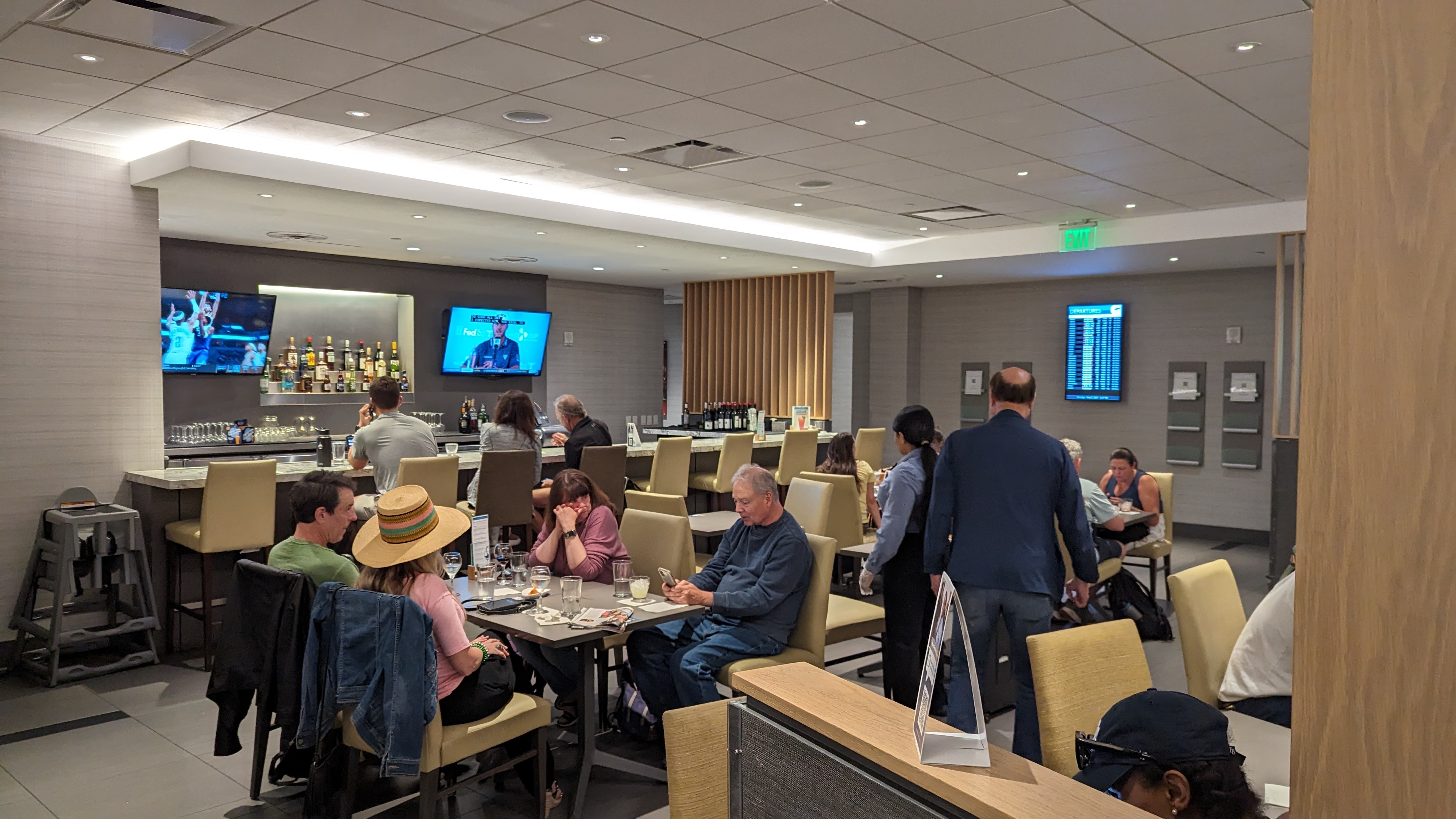 MCO Terminal B The Club MCO Gates 70 99 bar 