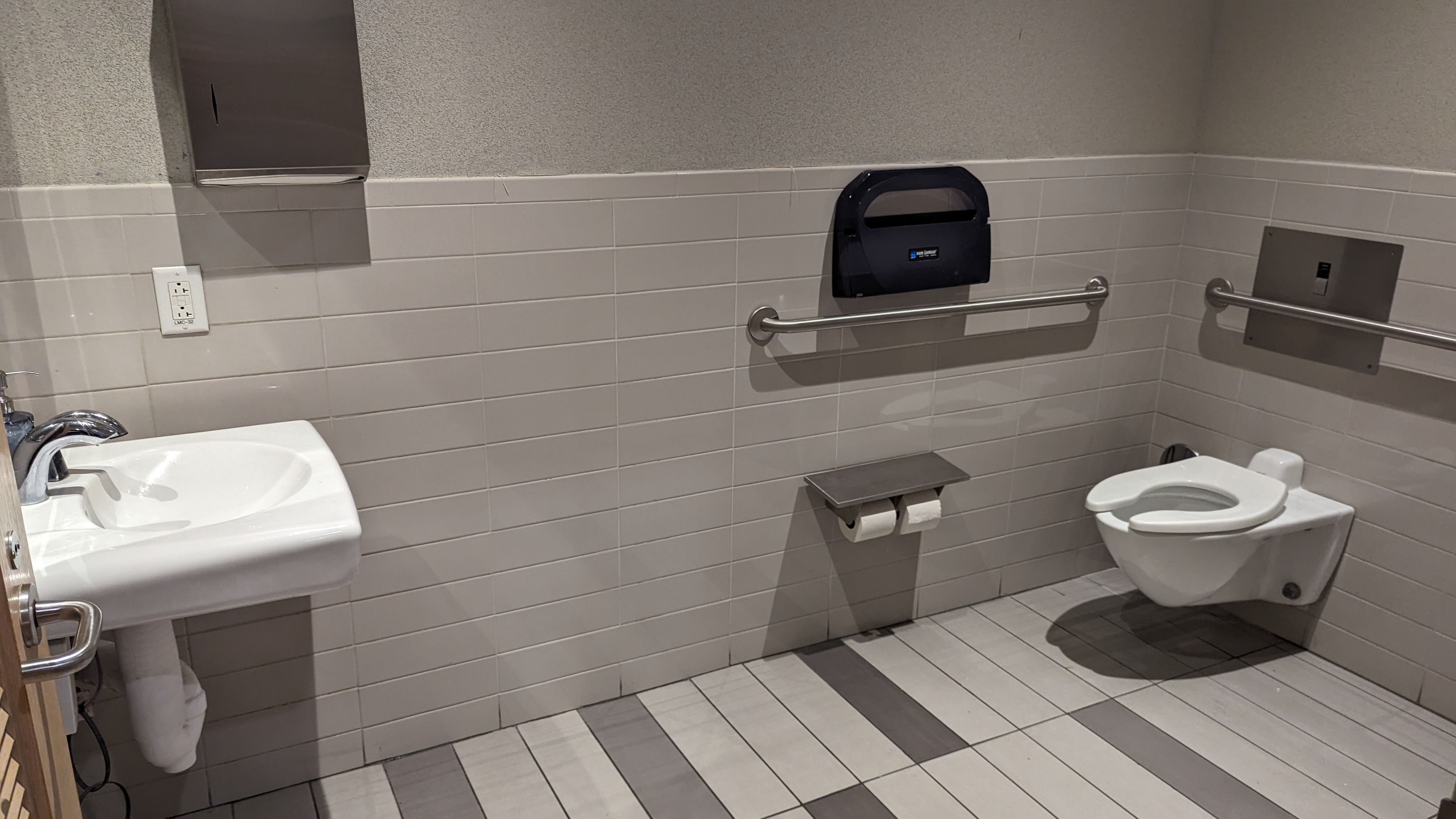 MCO Terminal B The Club MCO Gates 70 99 bathroom accessible stall
