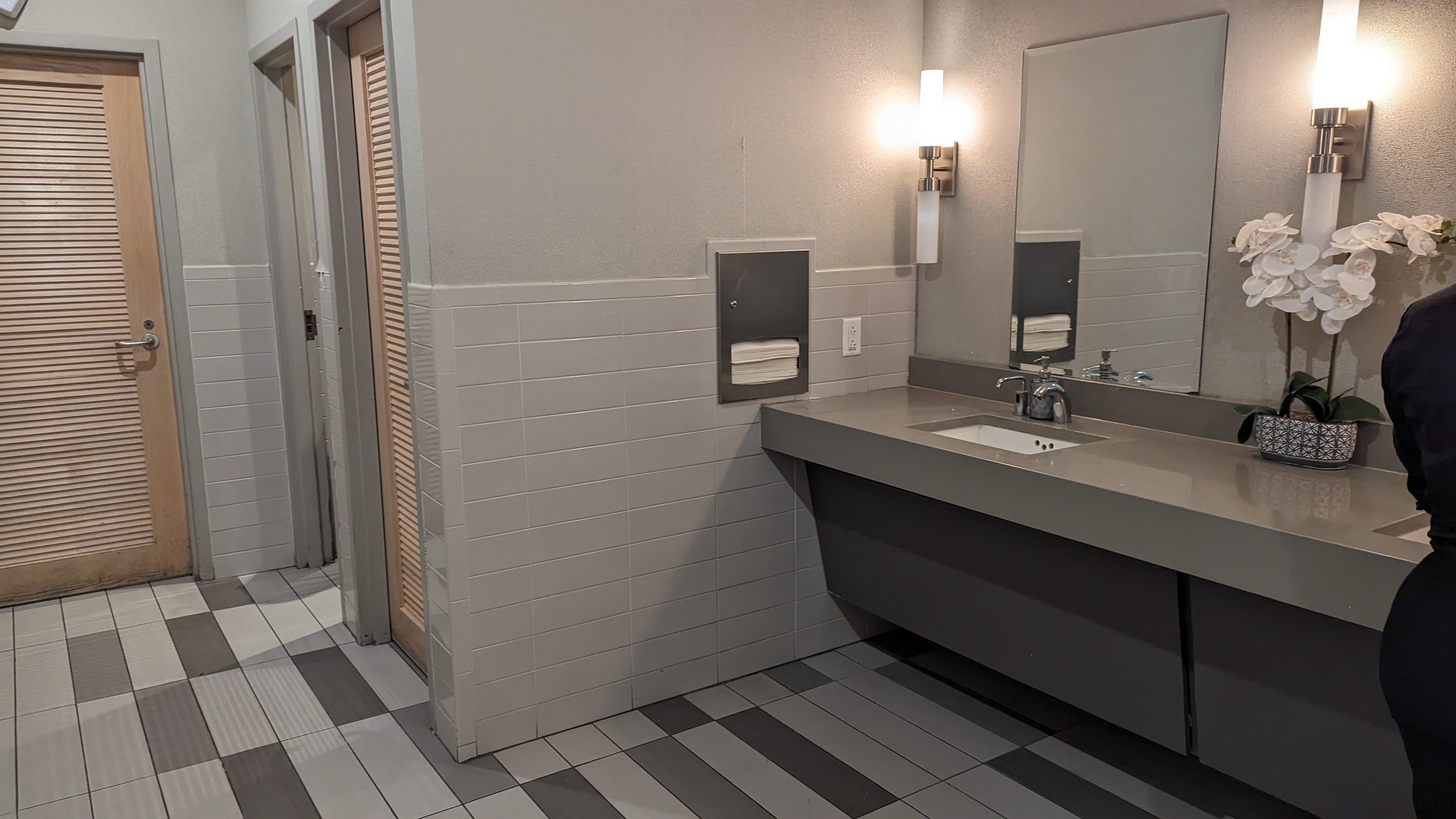 MCO Terminal B The Club MCO Gates 70 99 bathroom