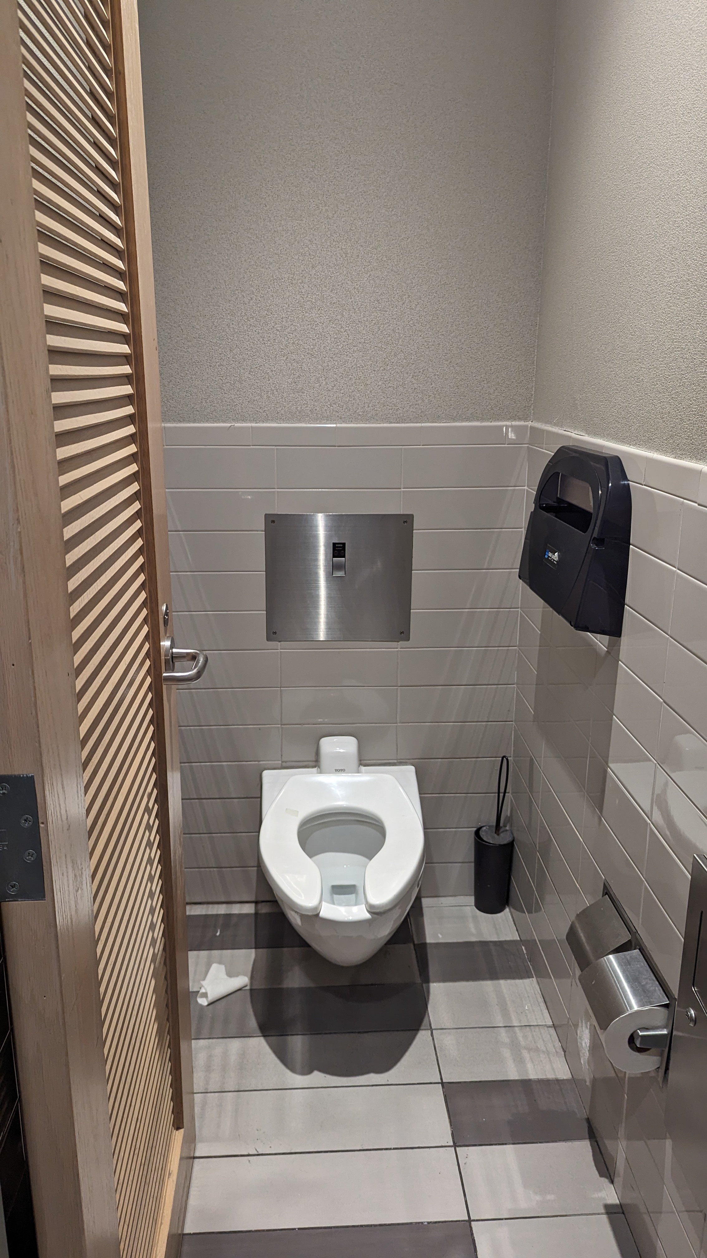MCO Terminal B The Club MCO Gates 70 99 bthroom stall