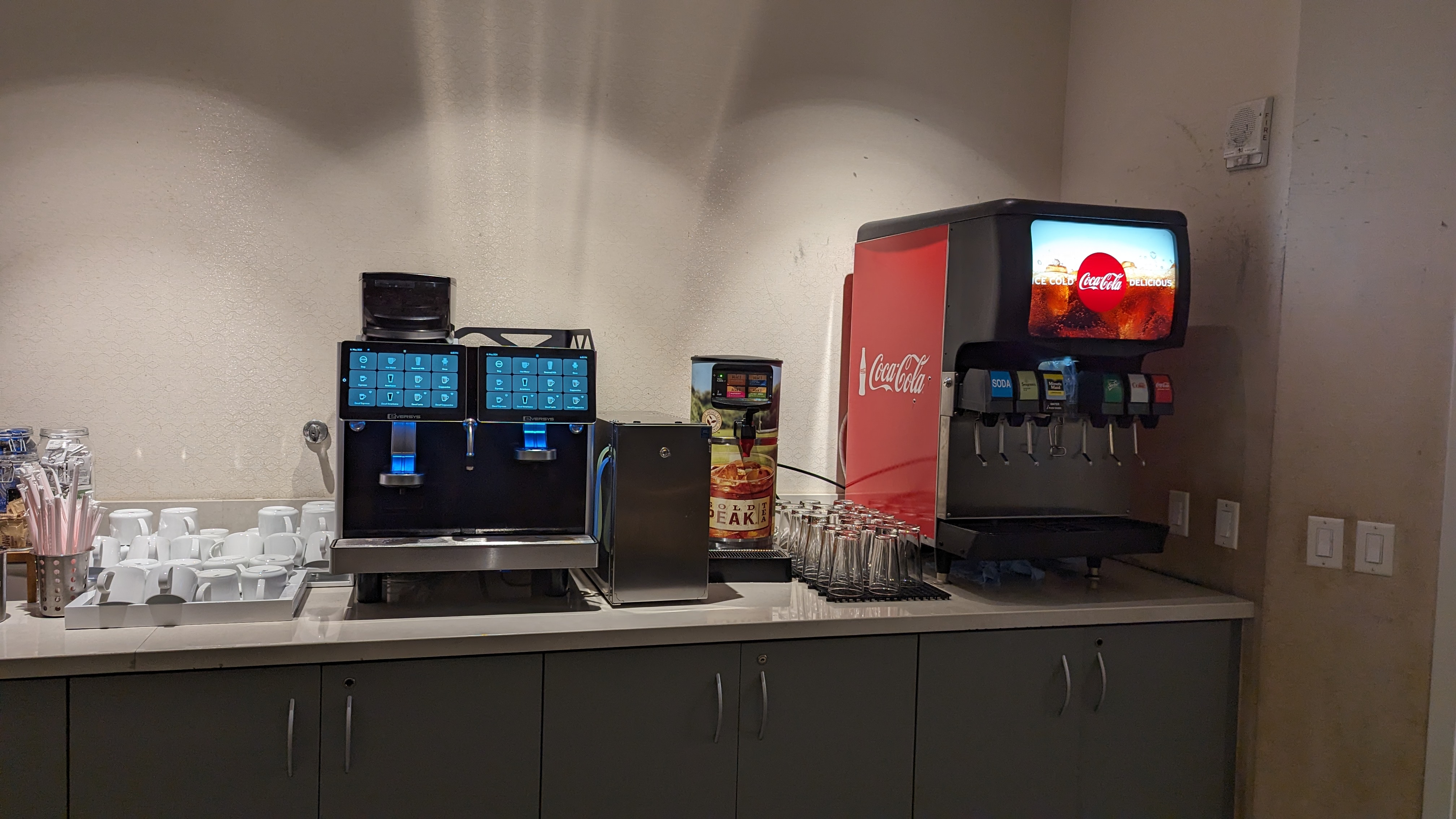MCO Terminal B The Club MCO Gates 70 99 buffet coffee tea and soda