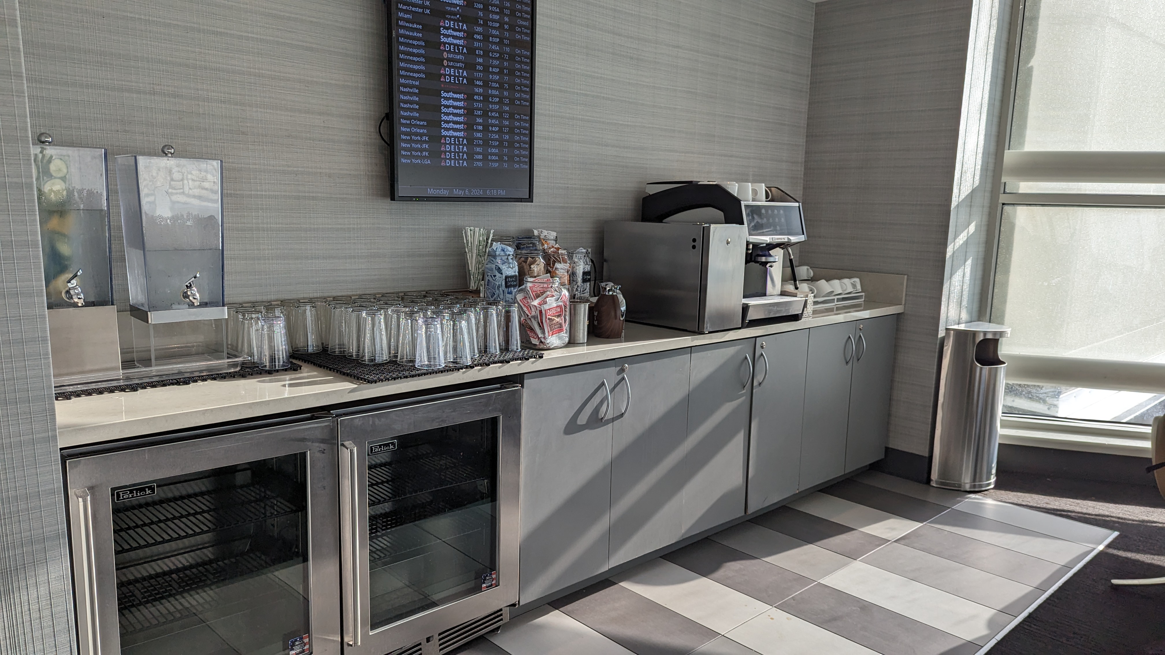 MCO Terminal B The Club MCO Gates 70 99 seating coffee station