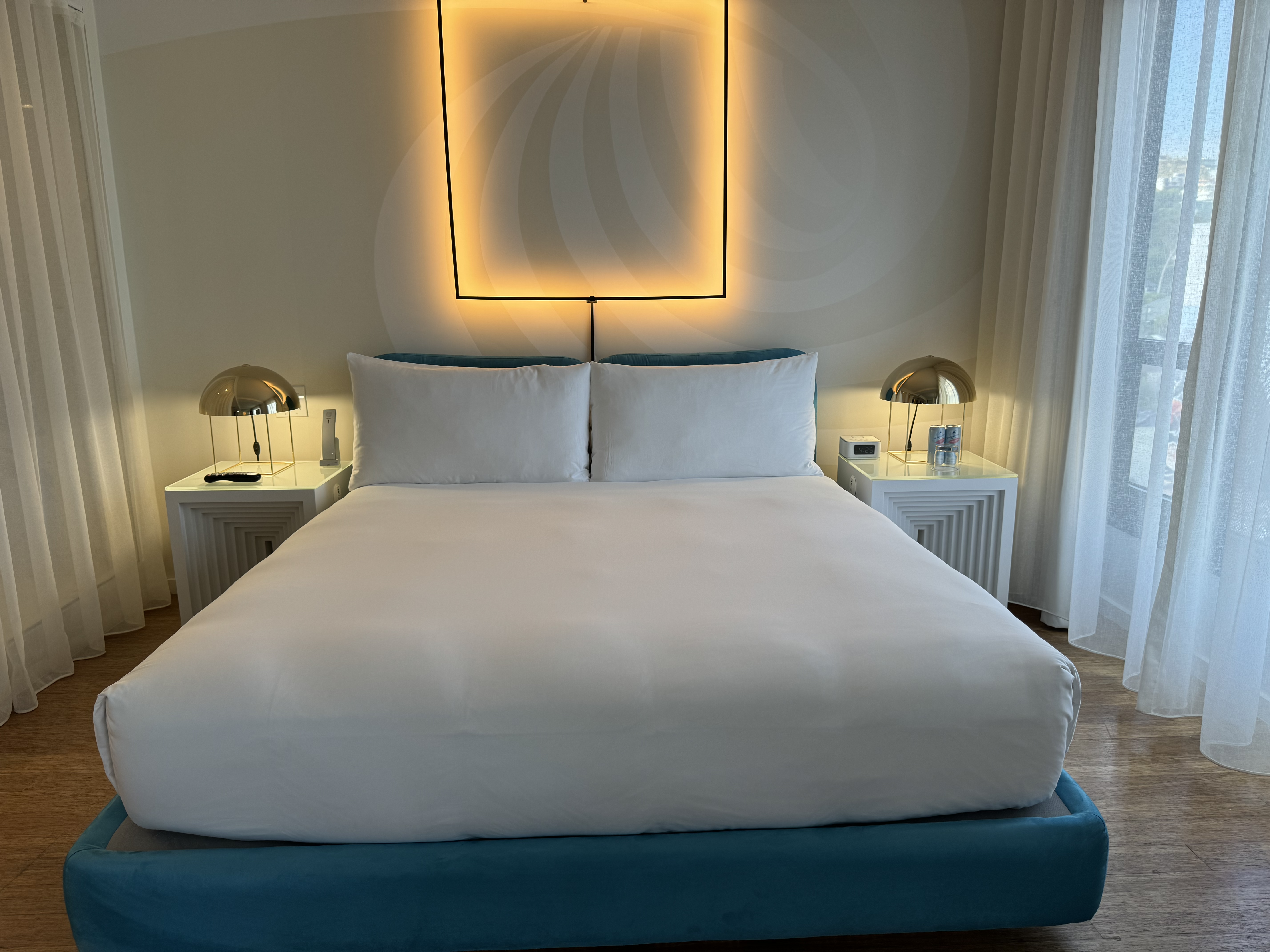 Mondrian Los Angeles deluxe studio suite bed Mondrian Los Angeles deluxe studio suite bed