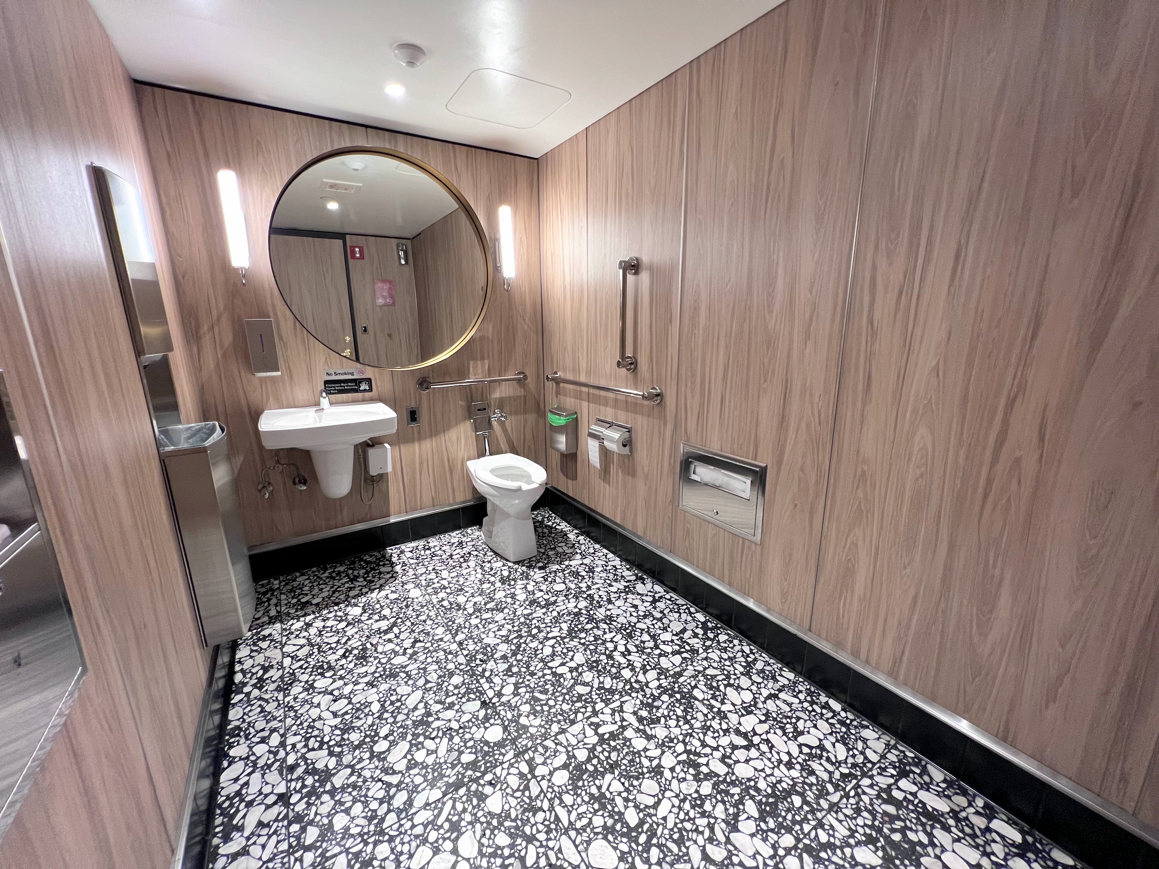 Primeclass lounge JFK bathroom Primeclass lounge JFK bathroom