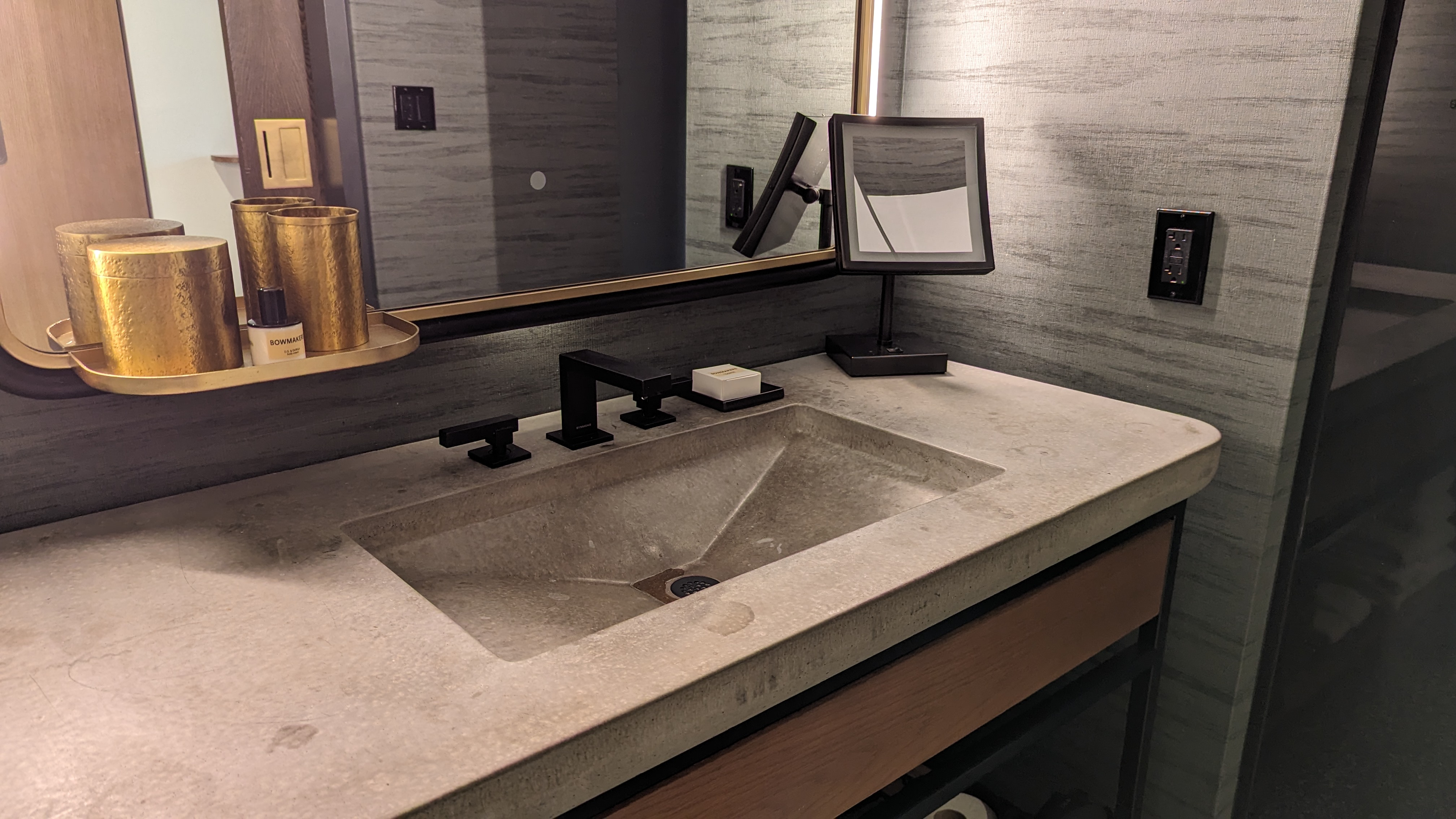 Thompson Austin room bathroom sink Thompson Austin room bathroom sink