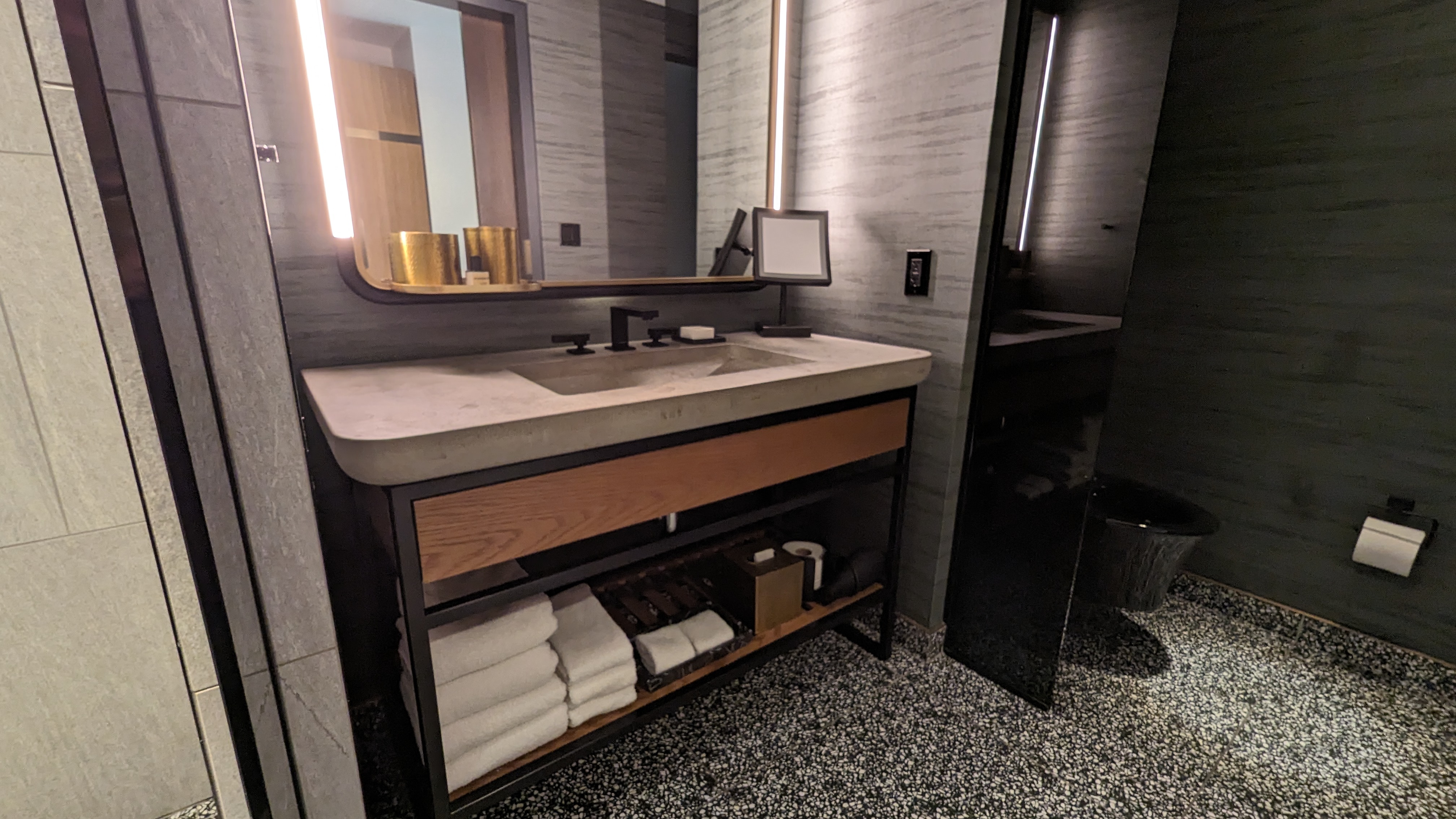 Thompson Austin room bathroom Thompson Austin room bathroom