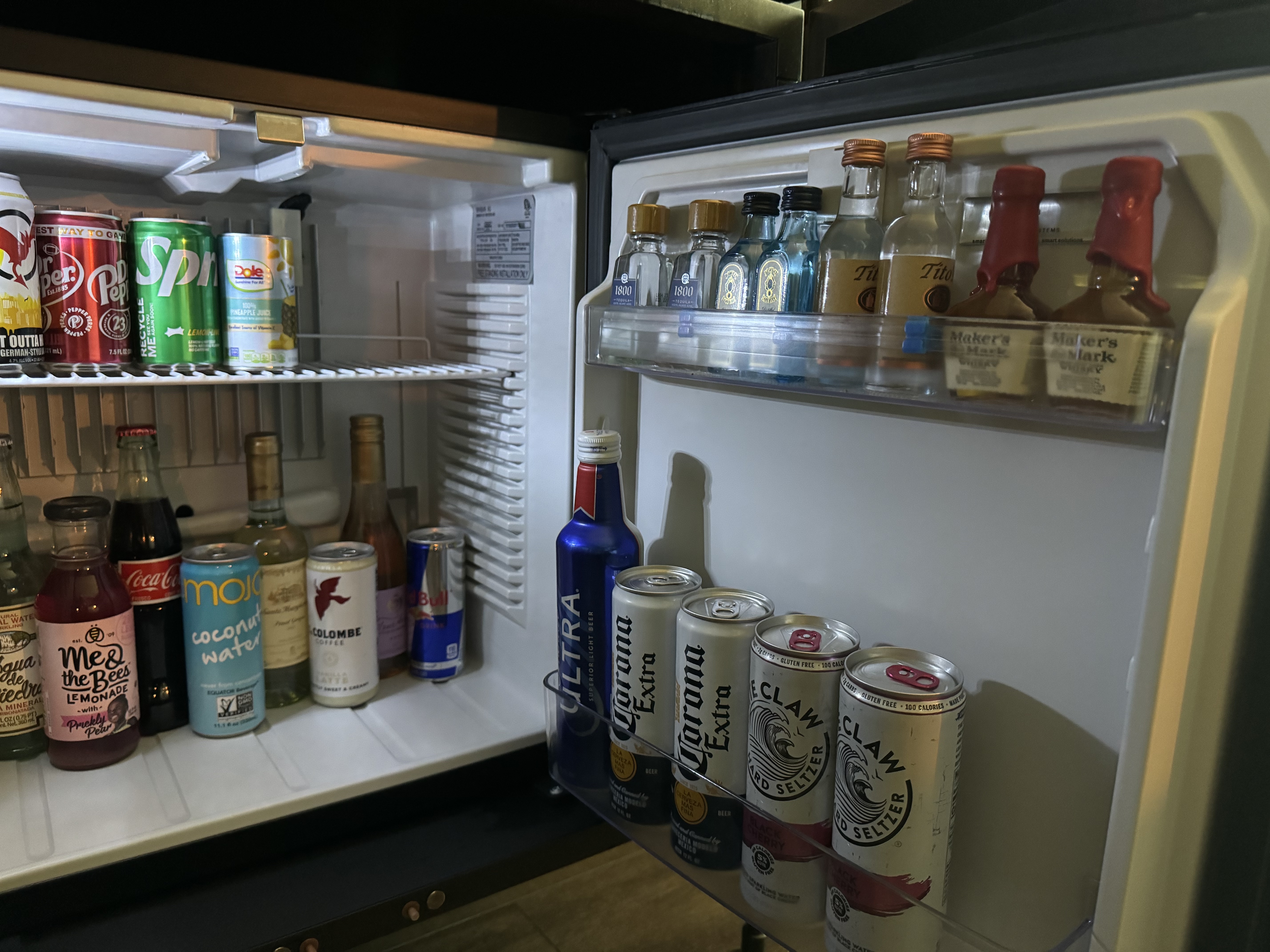 Thompson San Antonio Riverwalk bedroom minifridge Thompson San Antonio Riverwalk bedroom minifridge