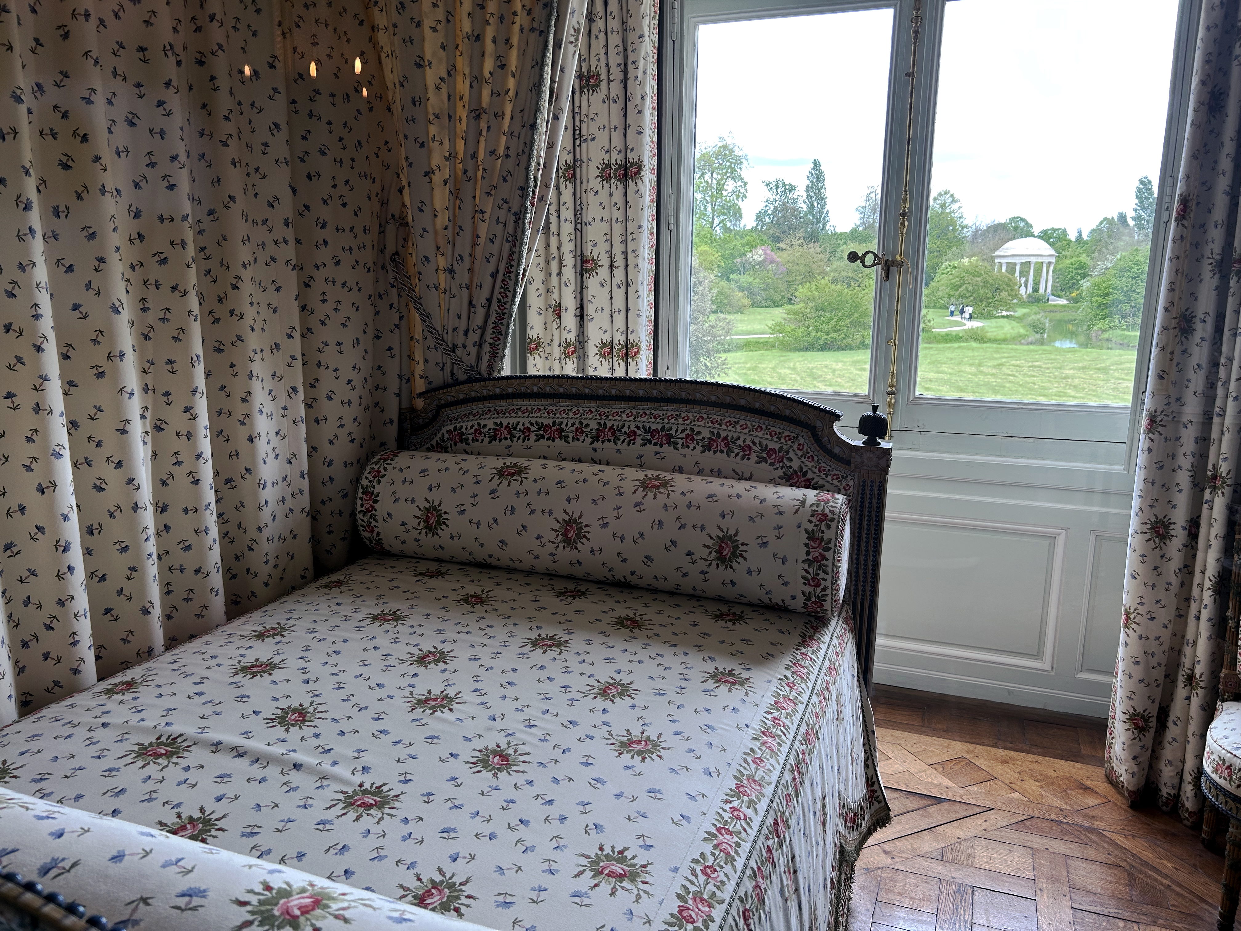 Versailles Gardens Petit Trianon queens bed Versailles Gardens Petit Trianon queens bed