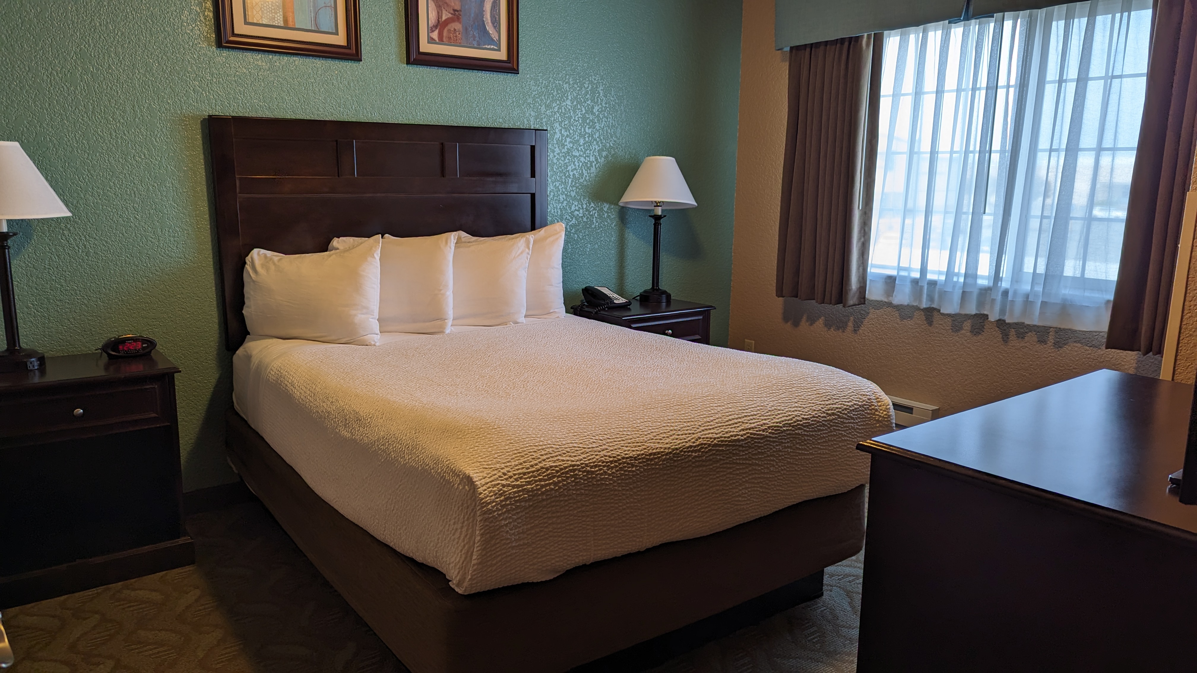 Best Western Plus Bayshore Inn Eureka bedroom with a queen bed Best Western Plus Bayshore Inn Eureka bedroom with a queen bed