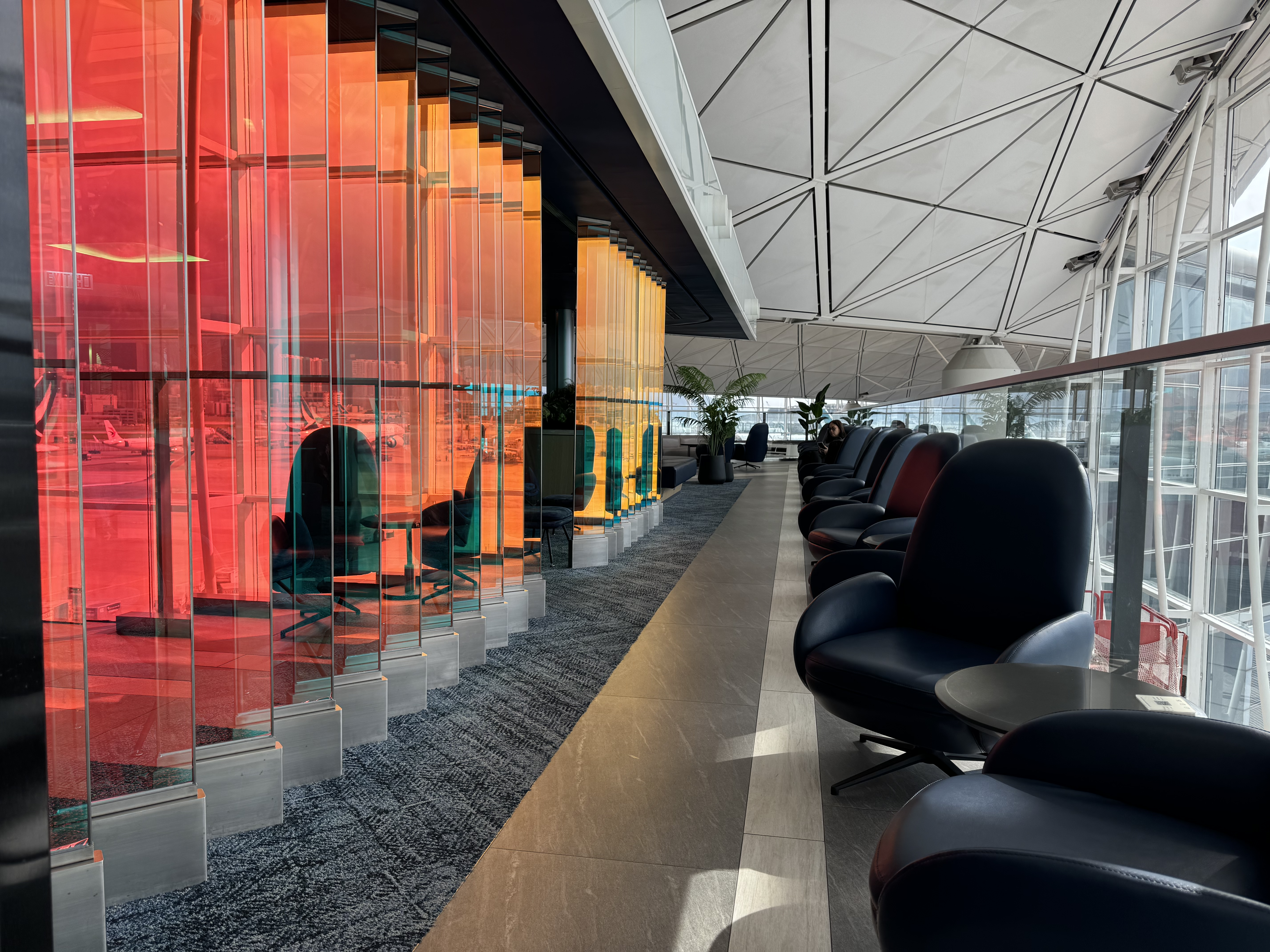 Chase Sapphire Lounge Hong Kong HKG seats behind bar area