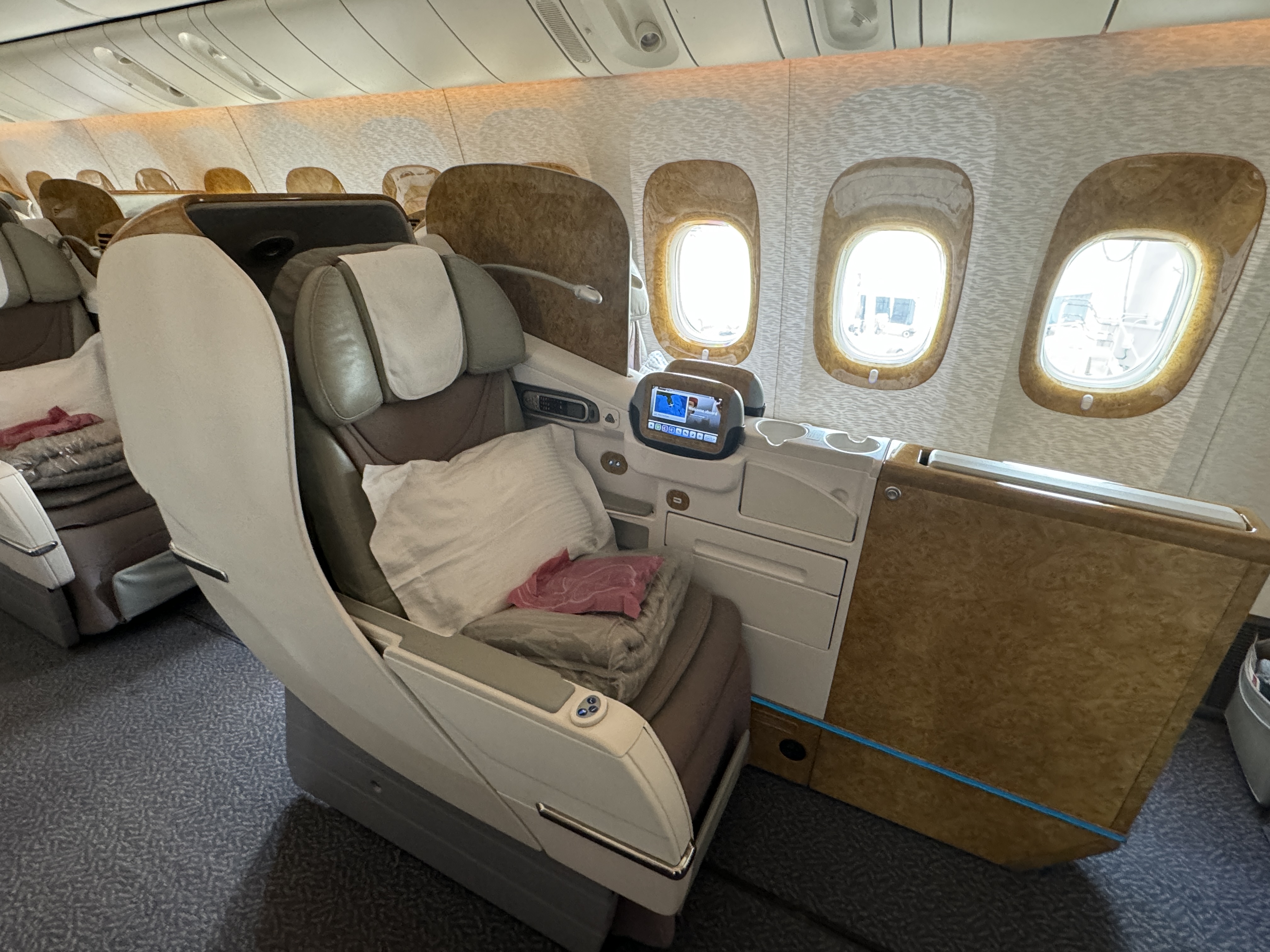 Emirates Business Class Seat 777 300ER Emirates Business Class Seat 777 300ER