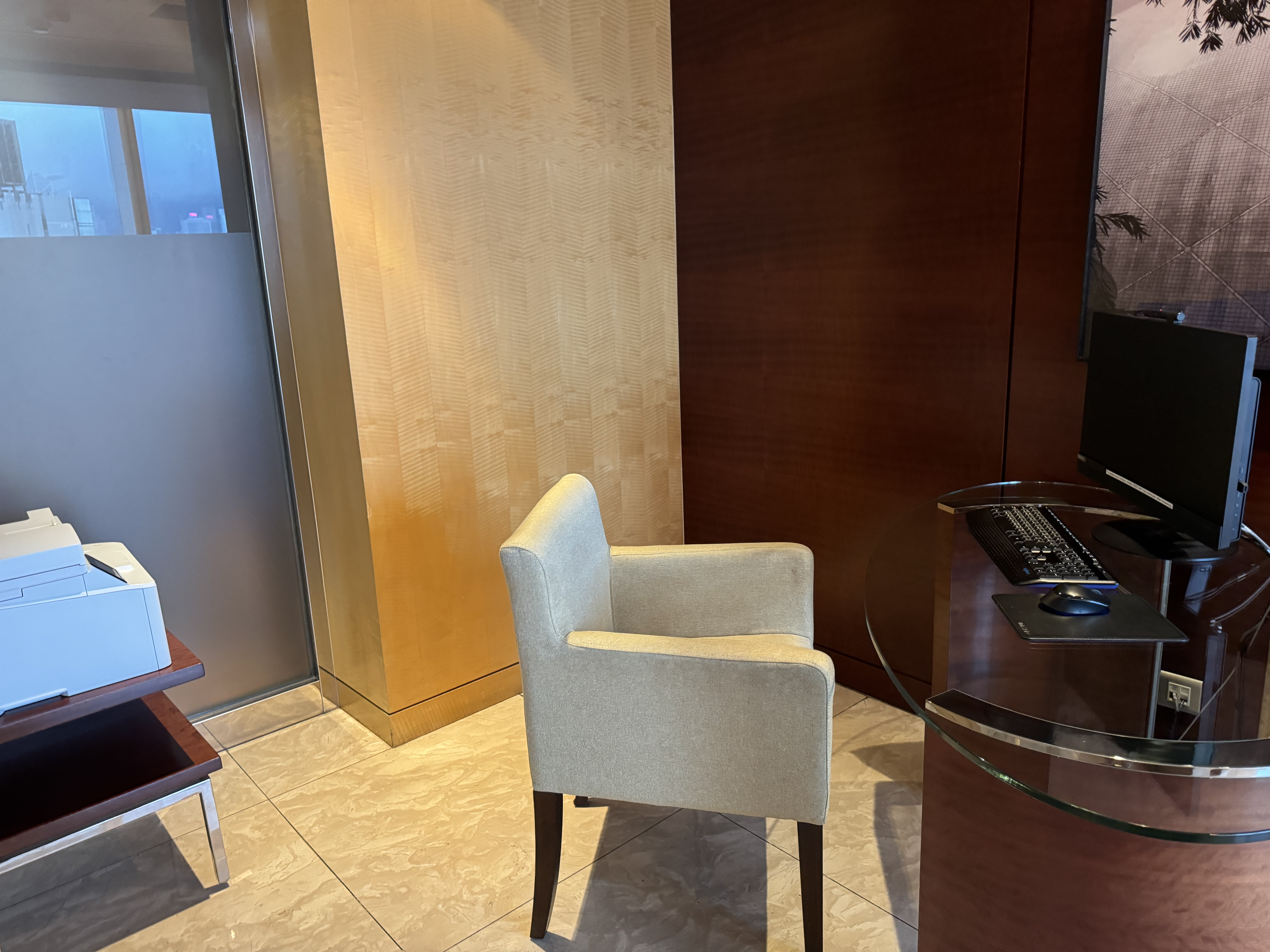 Hyatt Regency Hong Kong Tsim Sha Tsui Regency Club computer station