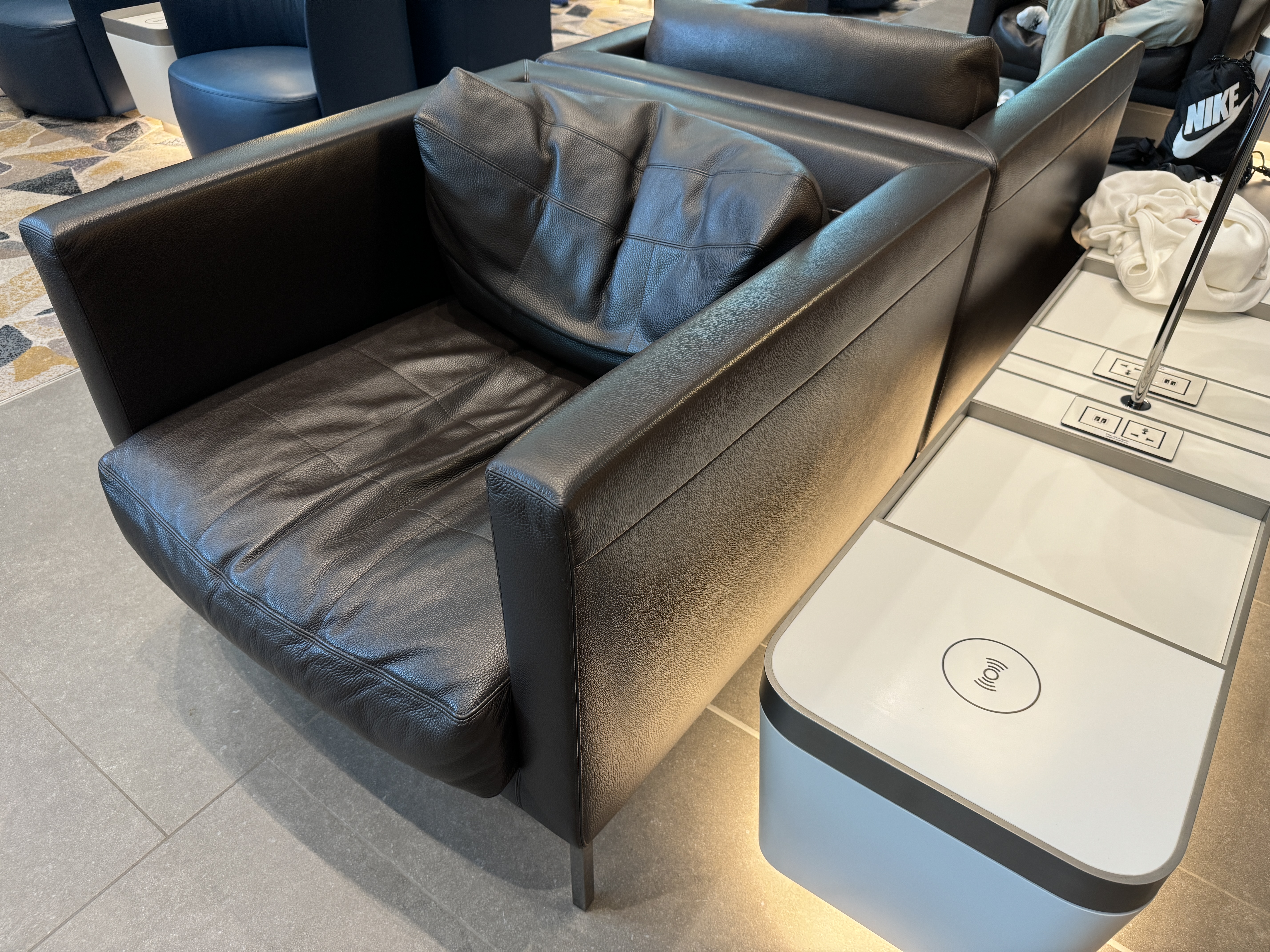 Oryx Lounge North DOH chair charging Oryx Lounge North DOH chair charging
