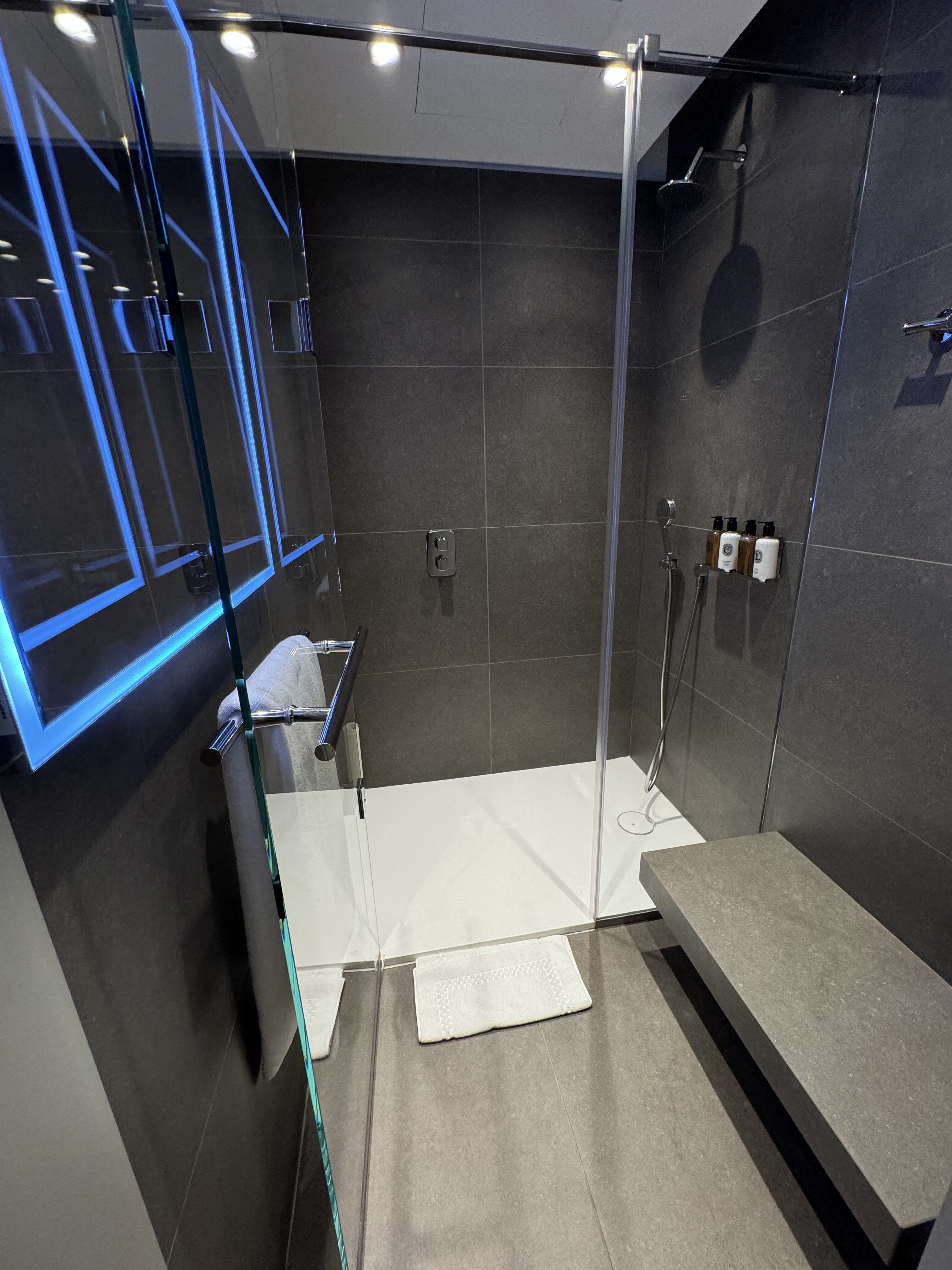Oryx Lounge North DOH shower Oryx Lounge North DOH shower