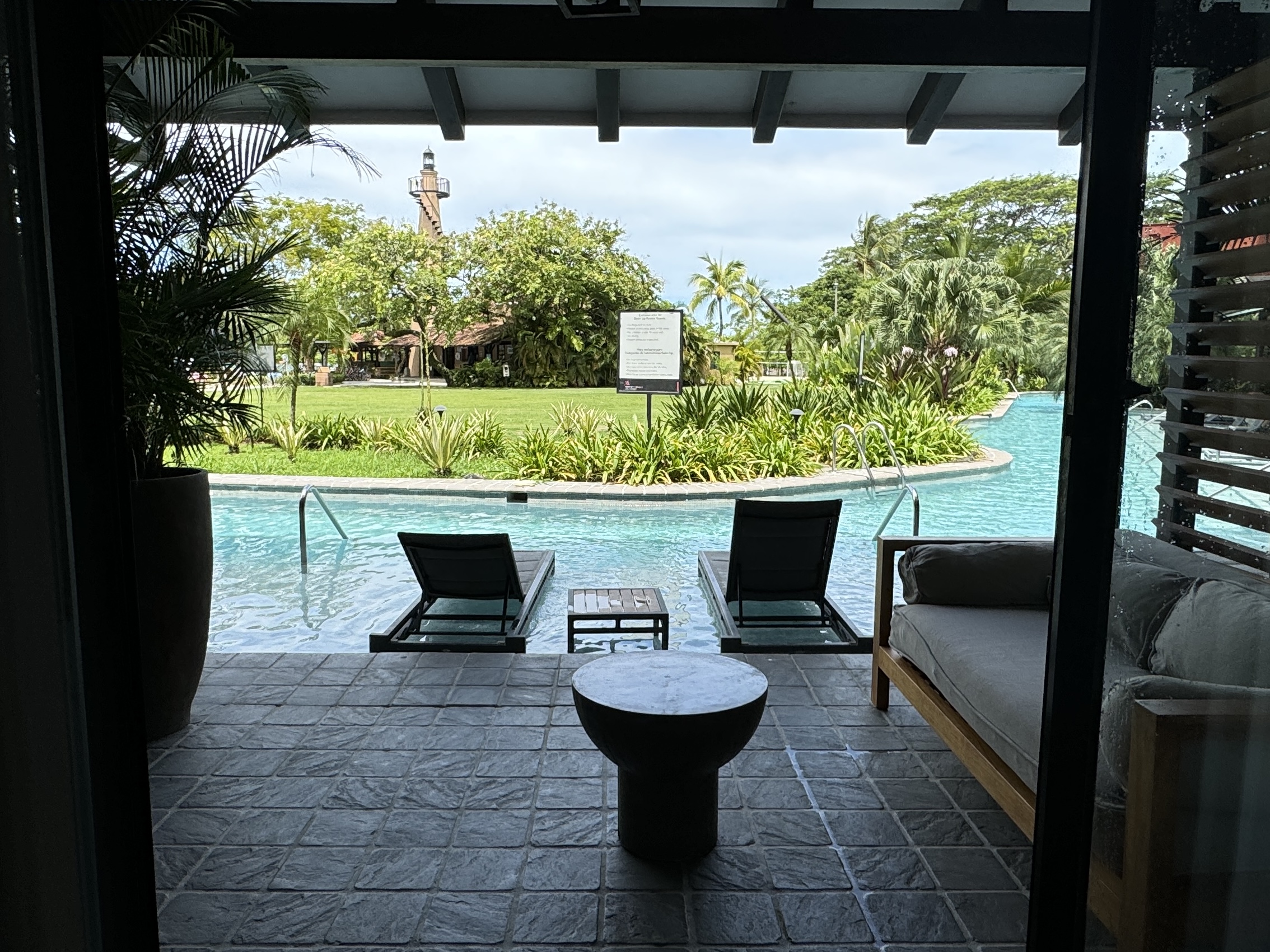 Swim up bar room Marriott Los Suenos