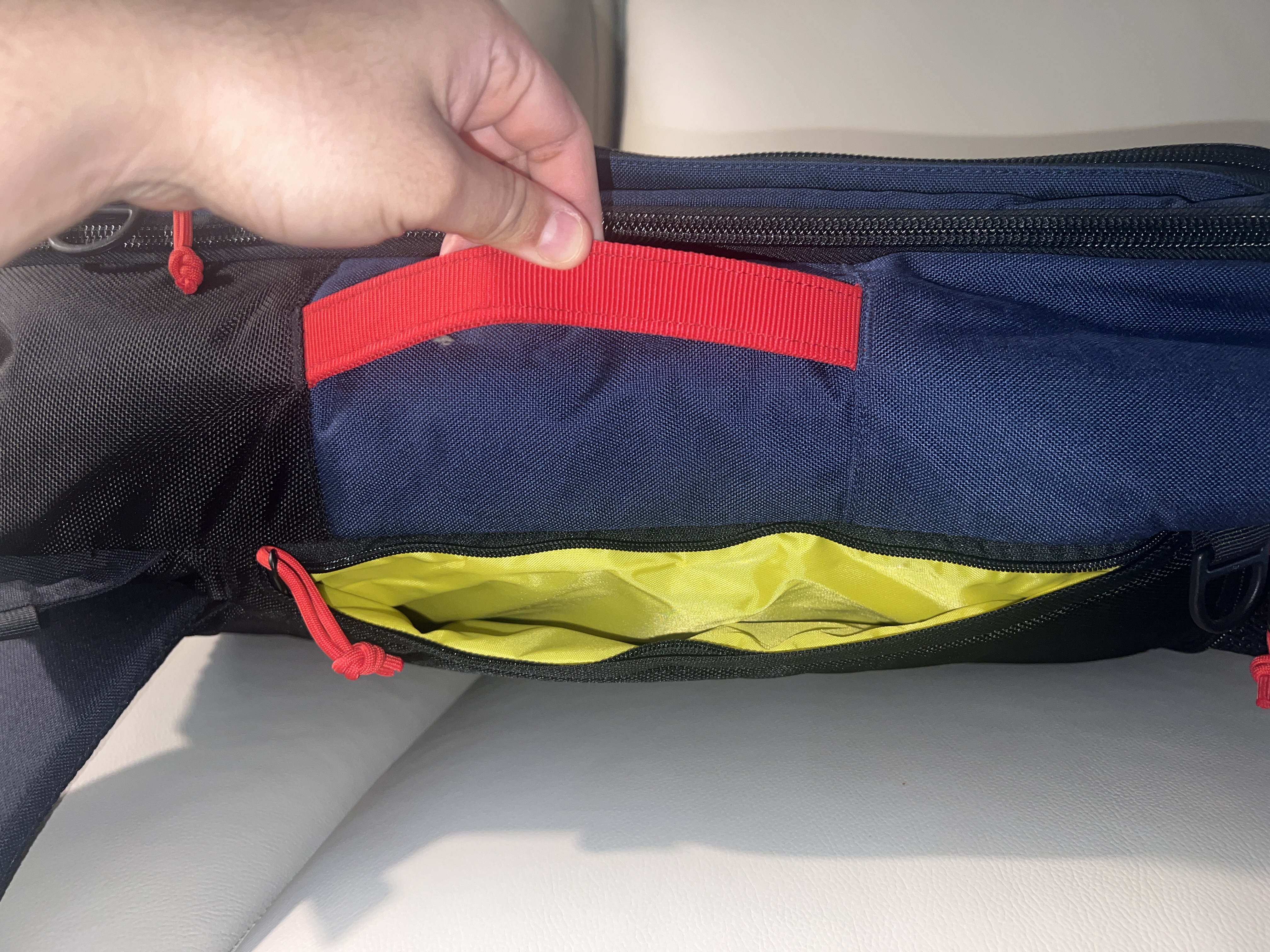 Topo Designs travel bag 40L side handle and laptop compartment Topo Designs travel bag 40L side handle and laptop compartment