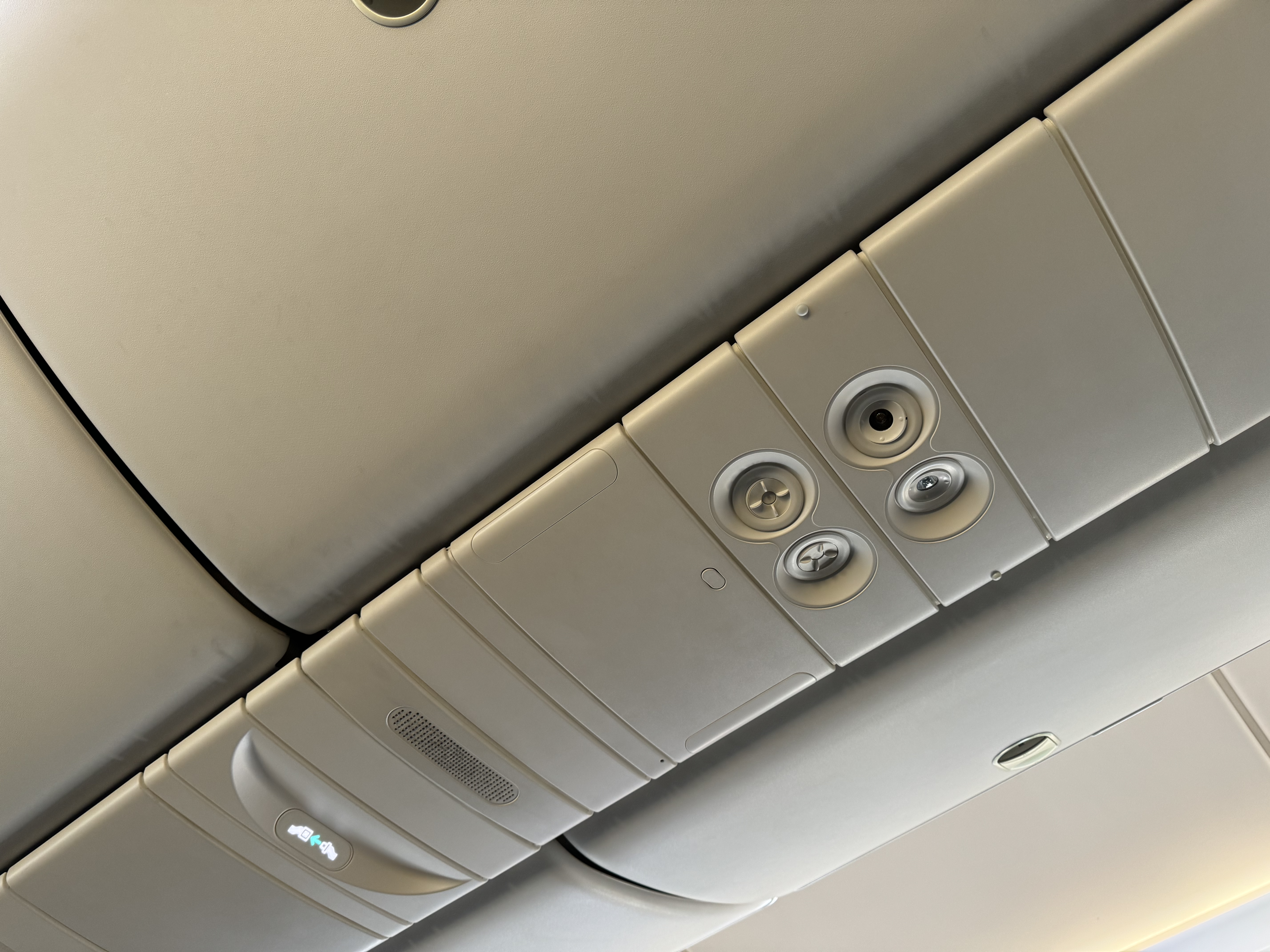 Zipair LAX NRT business class overhead vents and lights Zipair LAX NRT business class overhead vents and lights