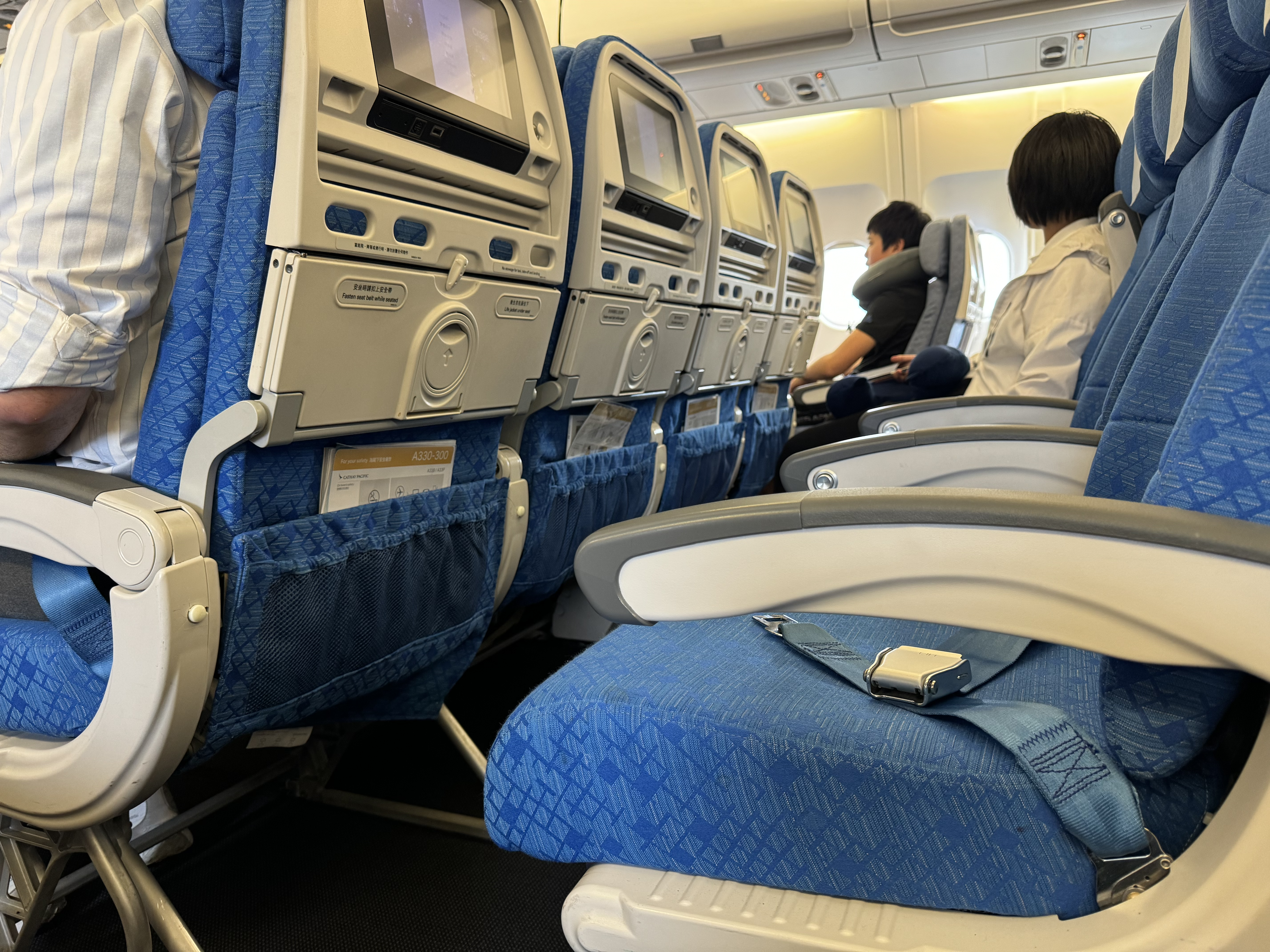Cathay Pacific A330 300 economy seat pitch Cathay Pacific A330 300 economy seat pitch