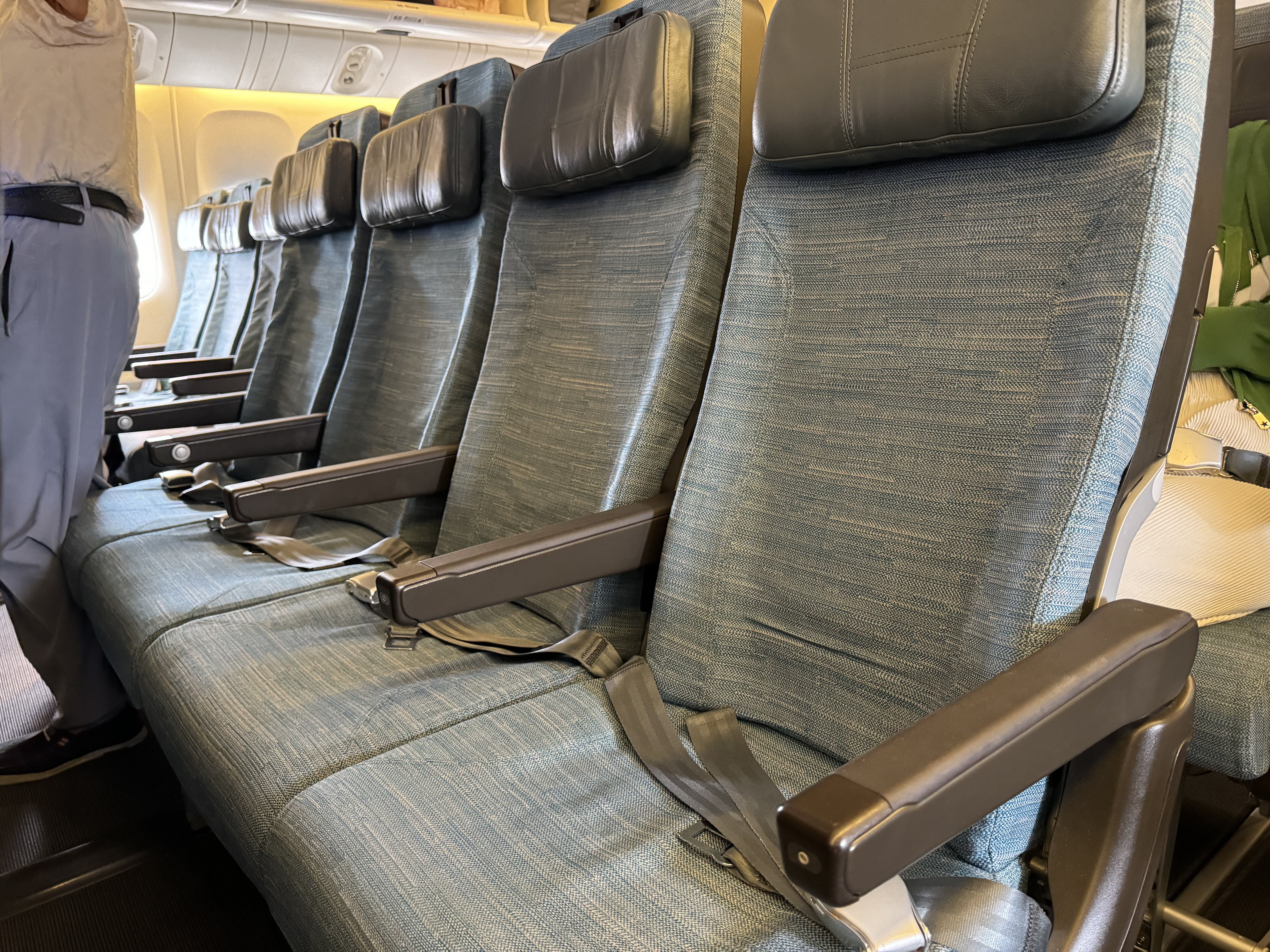 Cathay Pacific B777 300 economy seat pitch Cathay Pacific B777 300 economy seat pitch
