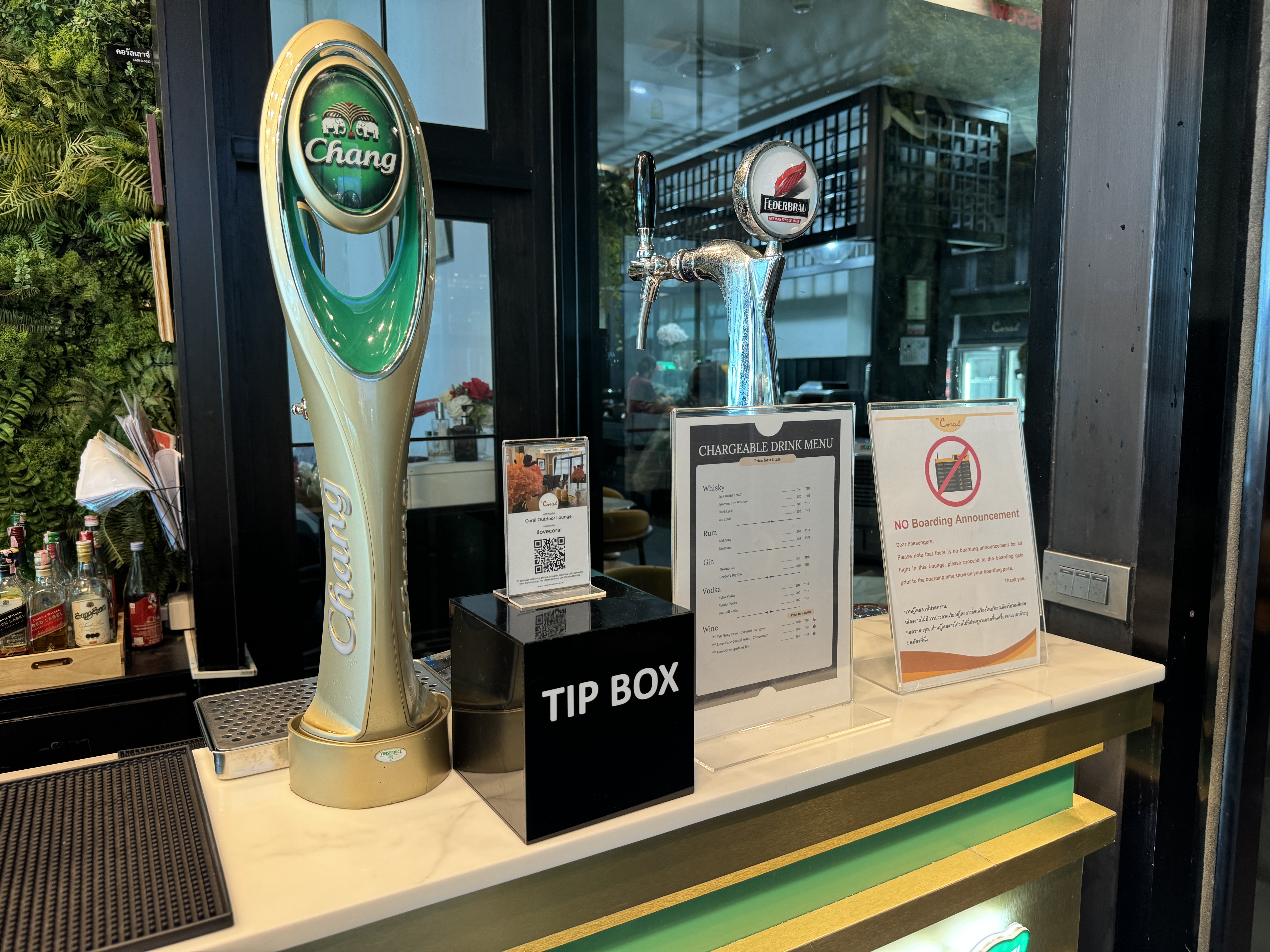 Coral Premium Departure Lounge HKT bar Coral Premium Departure Lounge HKT bar