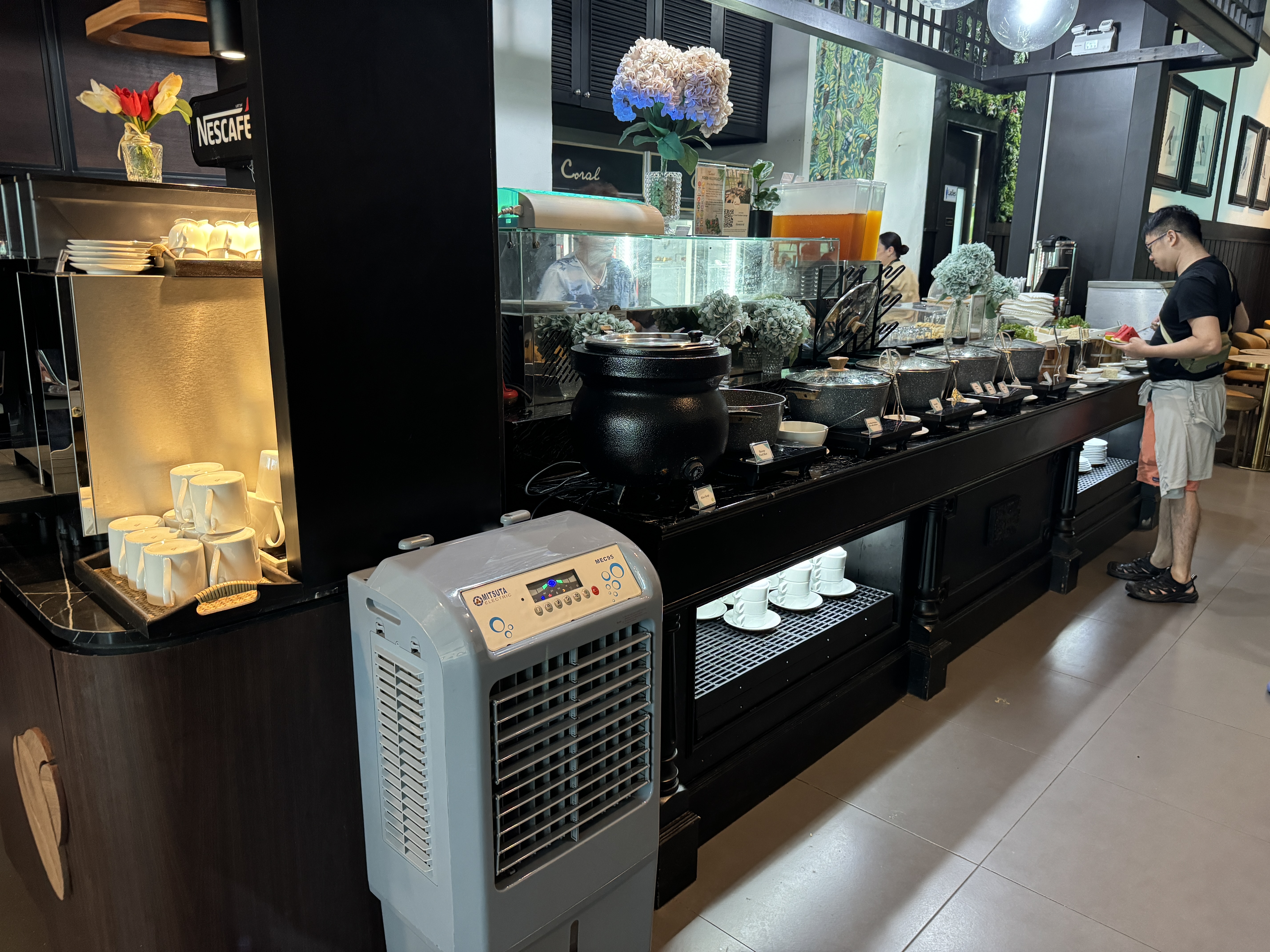 Coral Premium Departure Lounge HKT buffet line Coral Premium Departure Lounge HKT buffet line